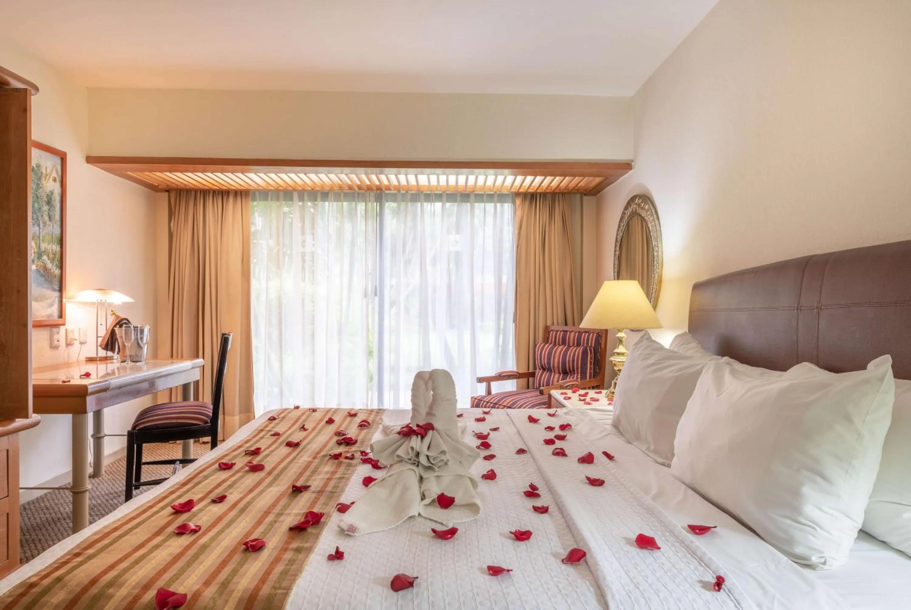 Photo of the whole room, Bed in Wyndham Garden Guadalajara Expo Plaza del Sol