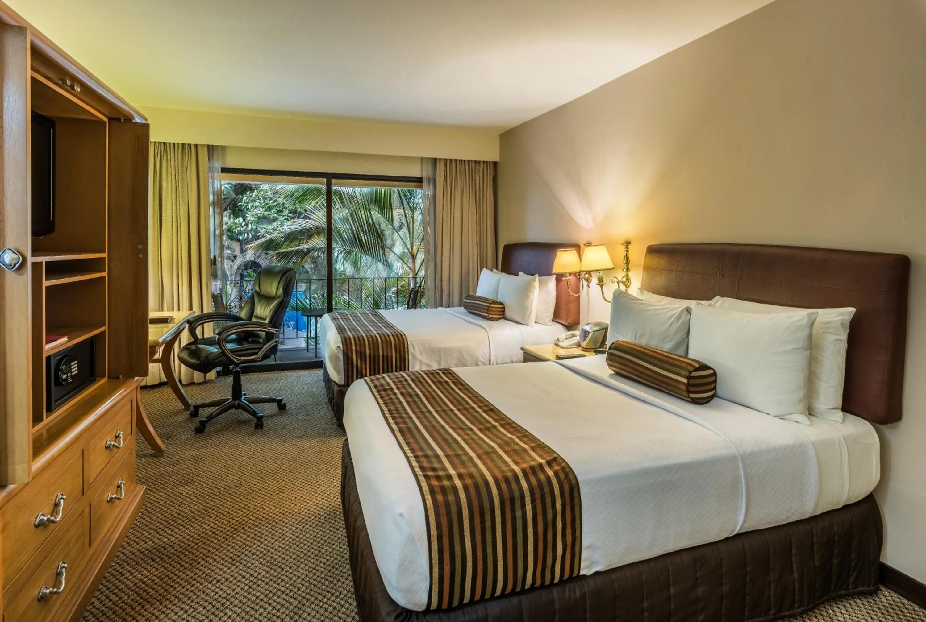 Day, Bed in Wyndham Garden Guadalajara Expo Plaza del Sol