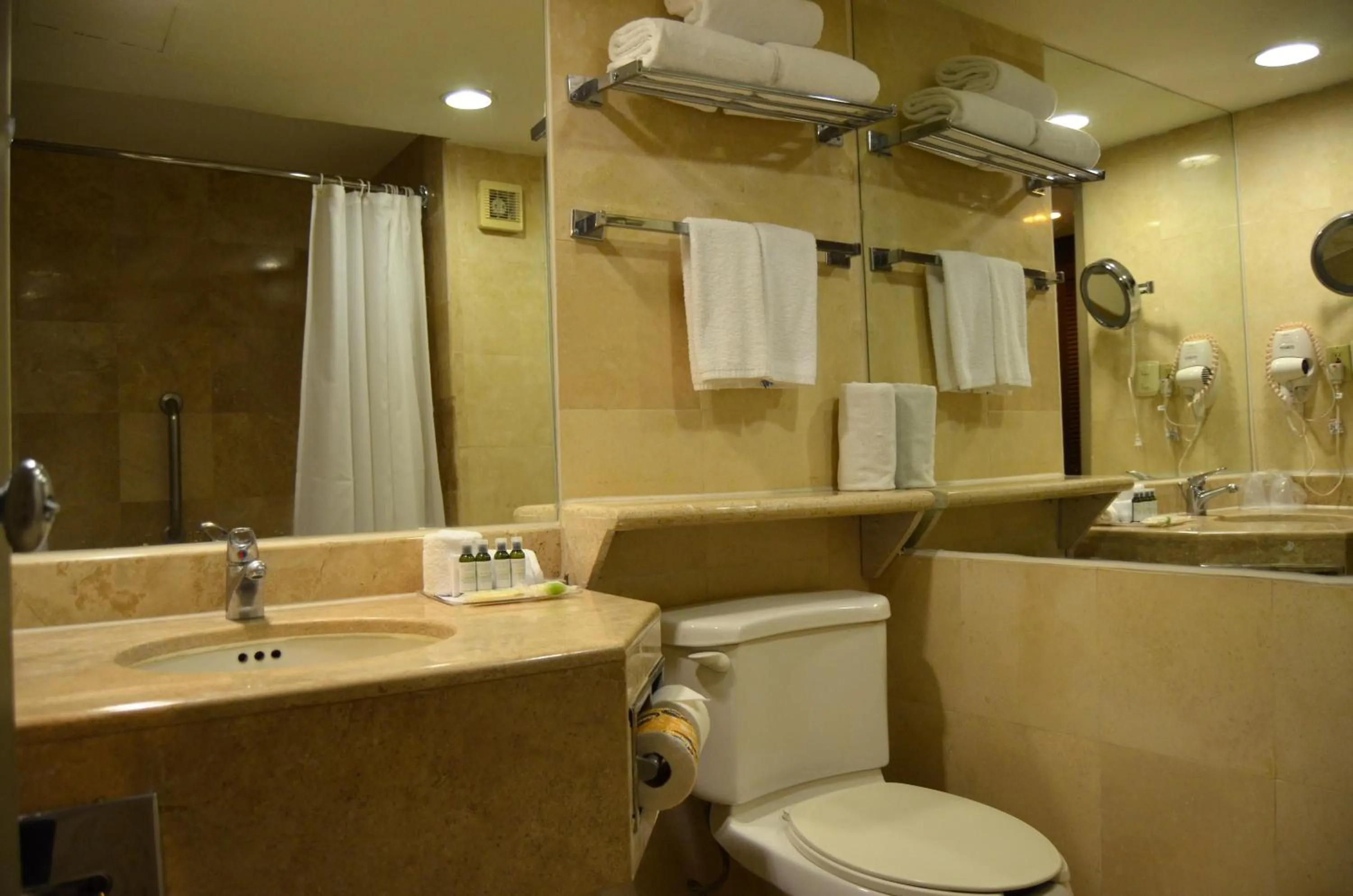 Bathroom in Wyndham Garden Guadalajara Expo Plaza del Sol