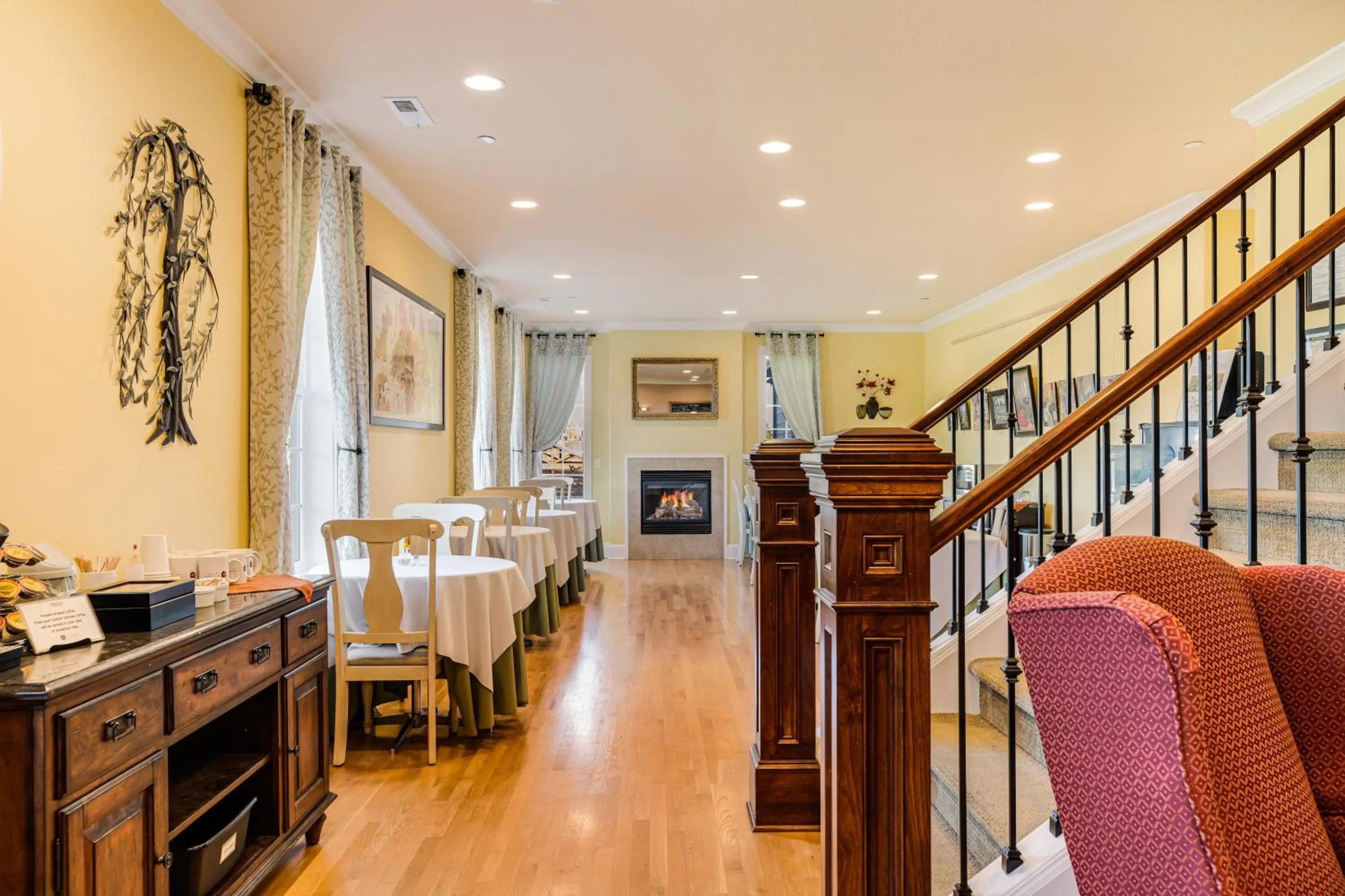 Dining area in La Bastide Bed and Breakfast