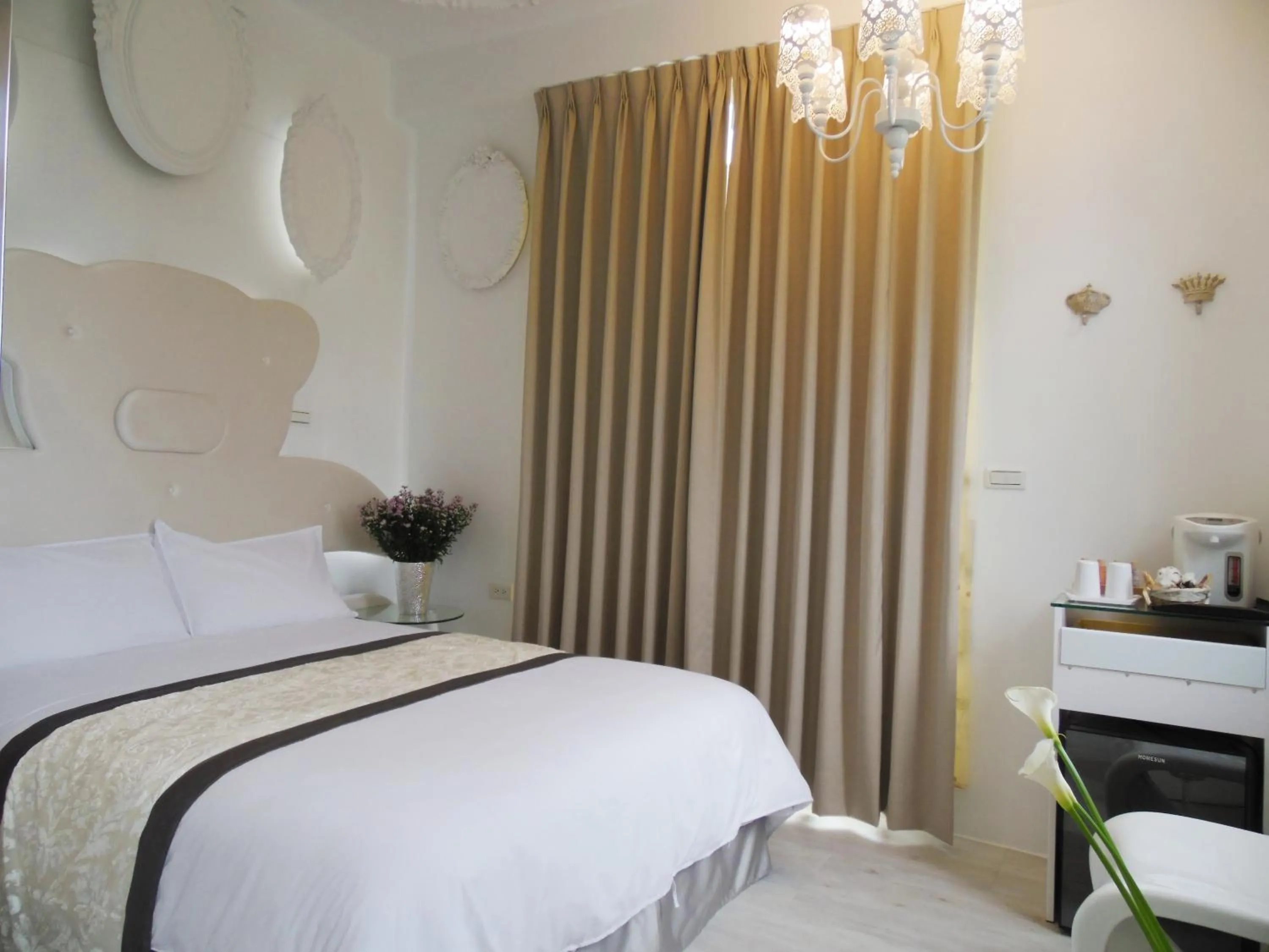 Bedroom, Bed in Footprint Garden B&B