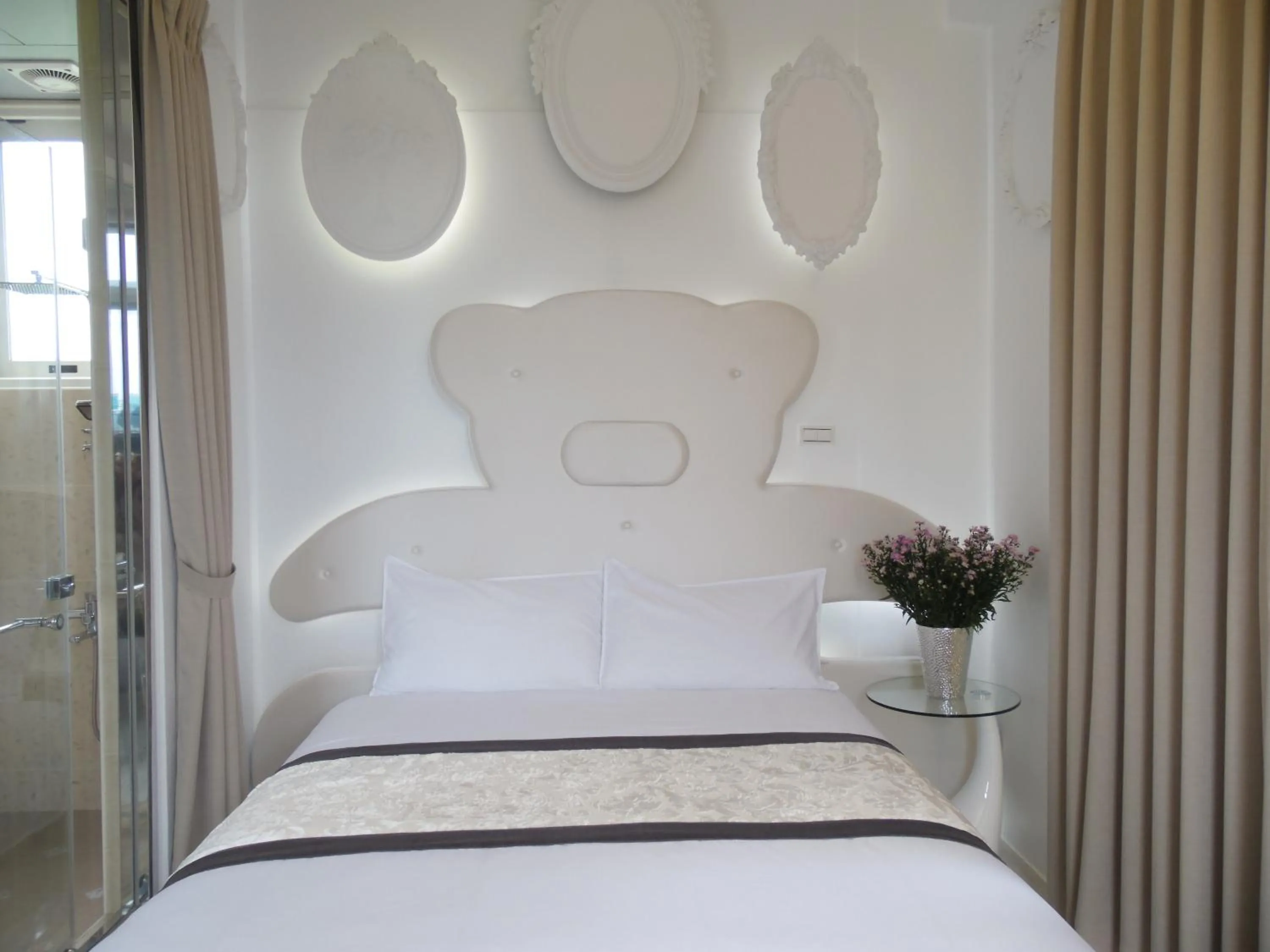 Bedroom, Bed in Footprint Garden B&B