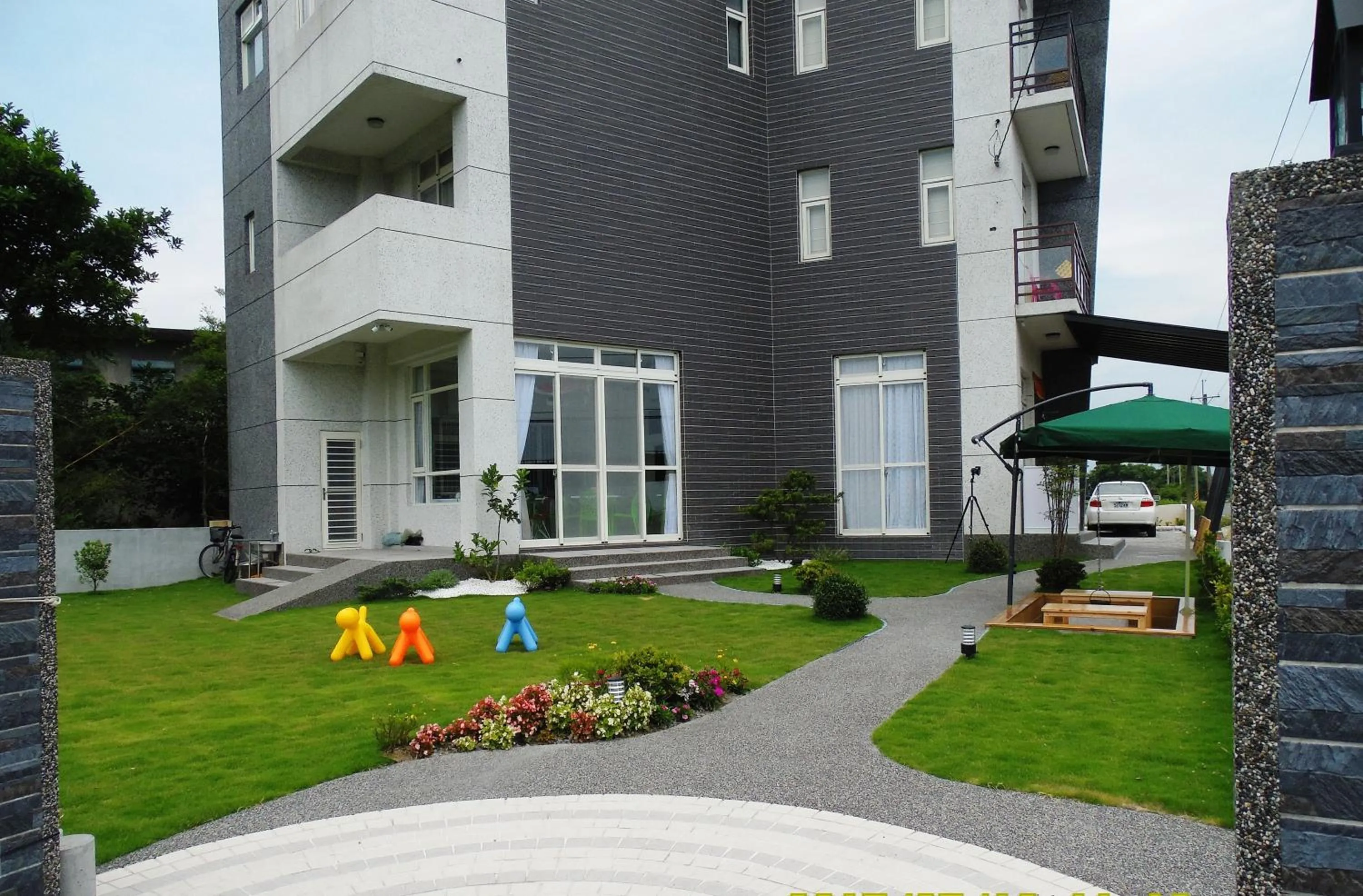 Facade/entrance in Footprint Garden B&B