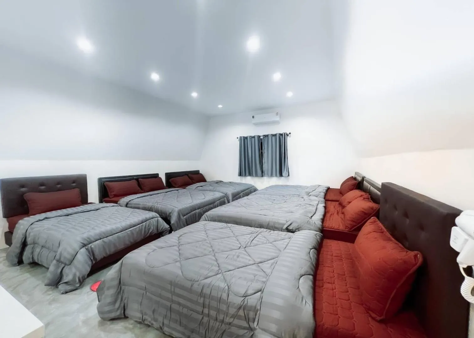 Bed in Poomvarin Resort