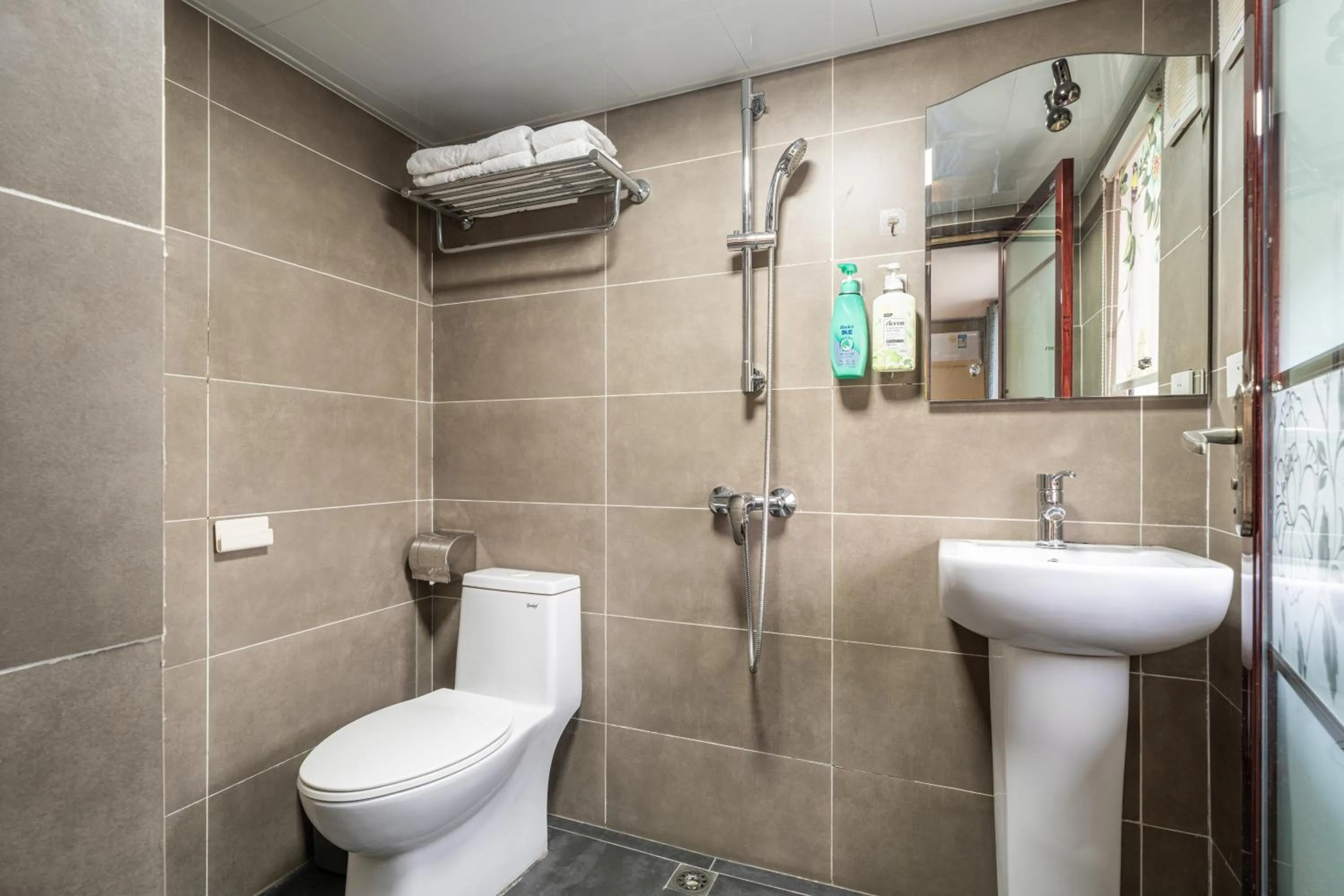 Toilet in Junshe Boutique Guest House-Complementary pick up servie for a 3-night stay in a deluxe room