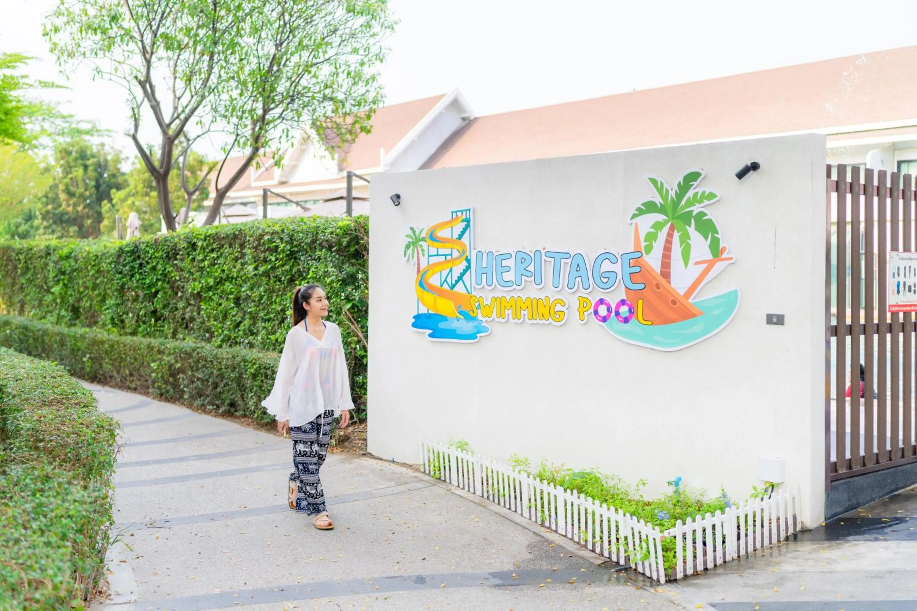 Swimming pool in Bangsaen Heritage Hotel