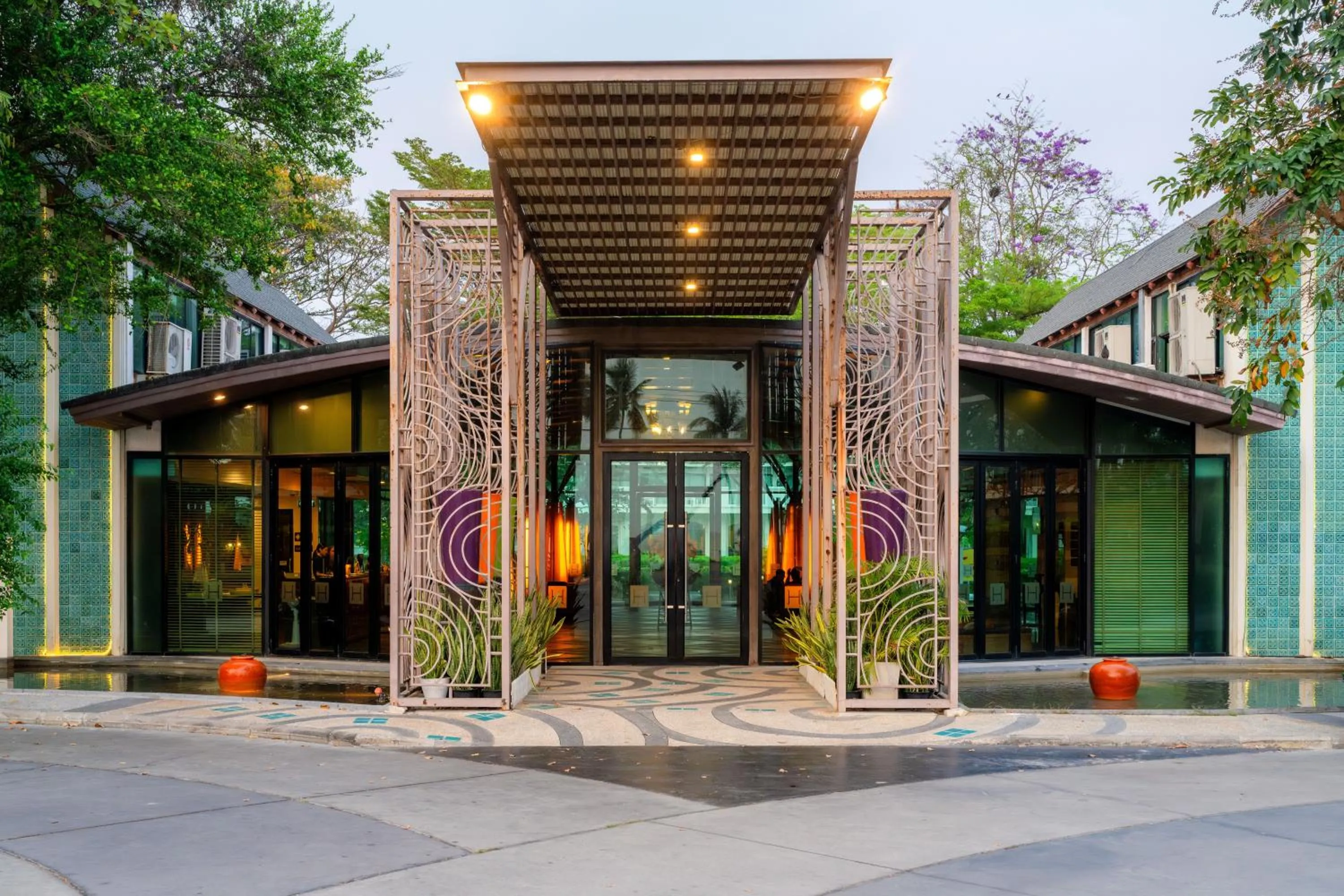 Lobby or reception in Bangsaen Heritage Hotel