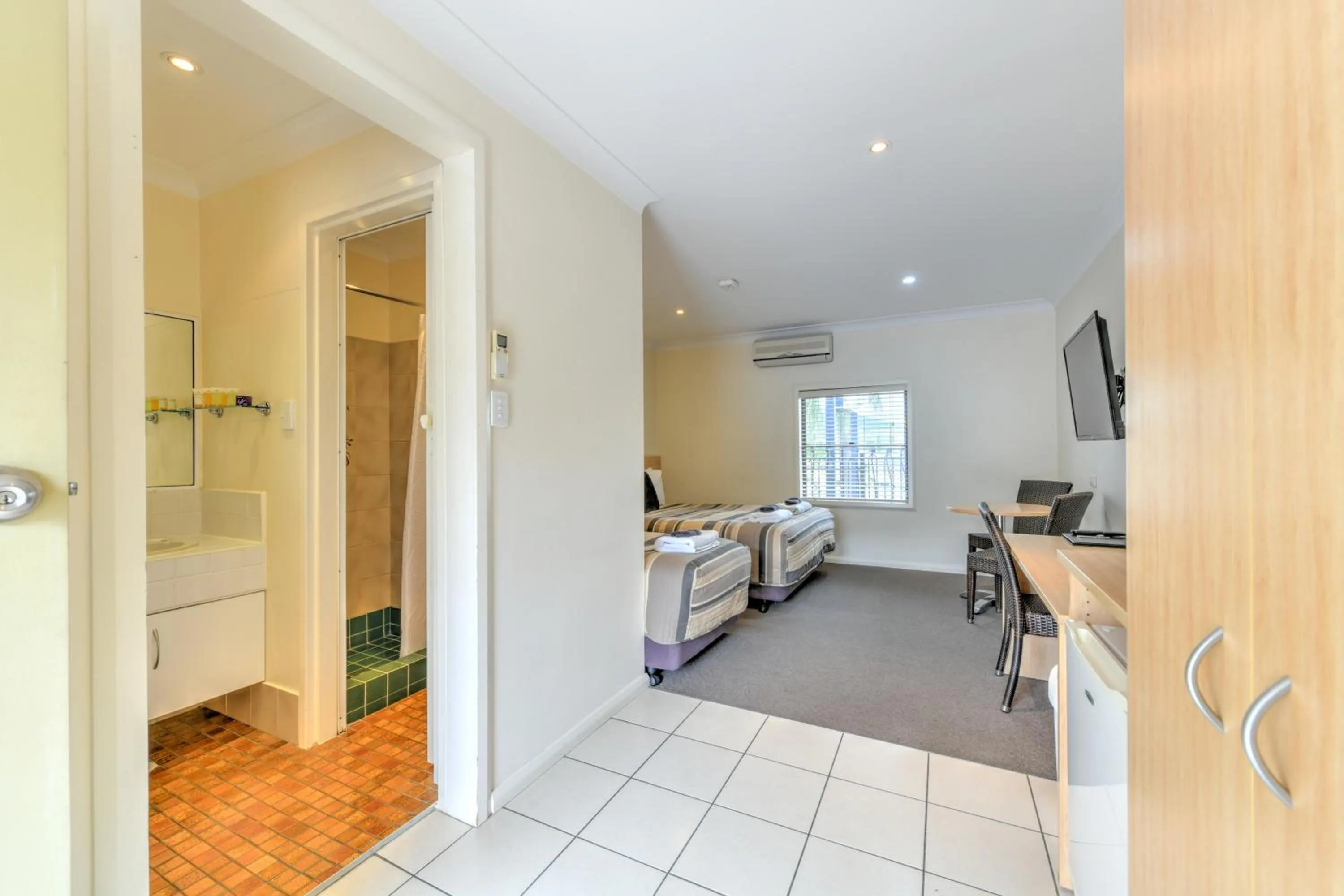 Bathroom, Bed in Motel Grande