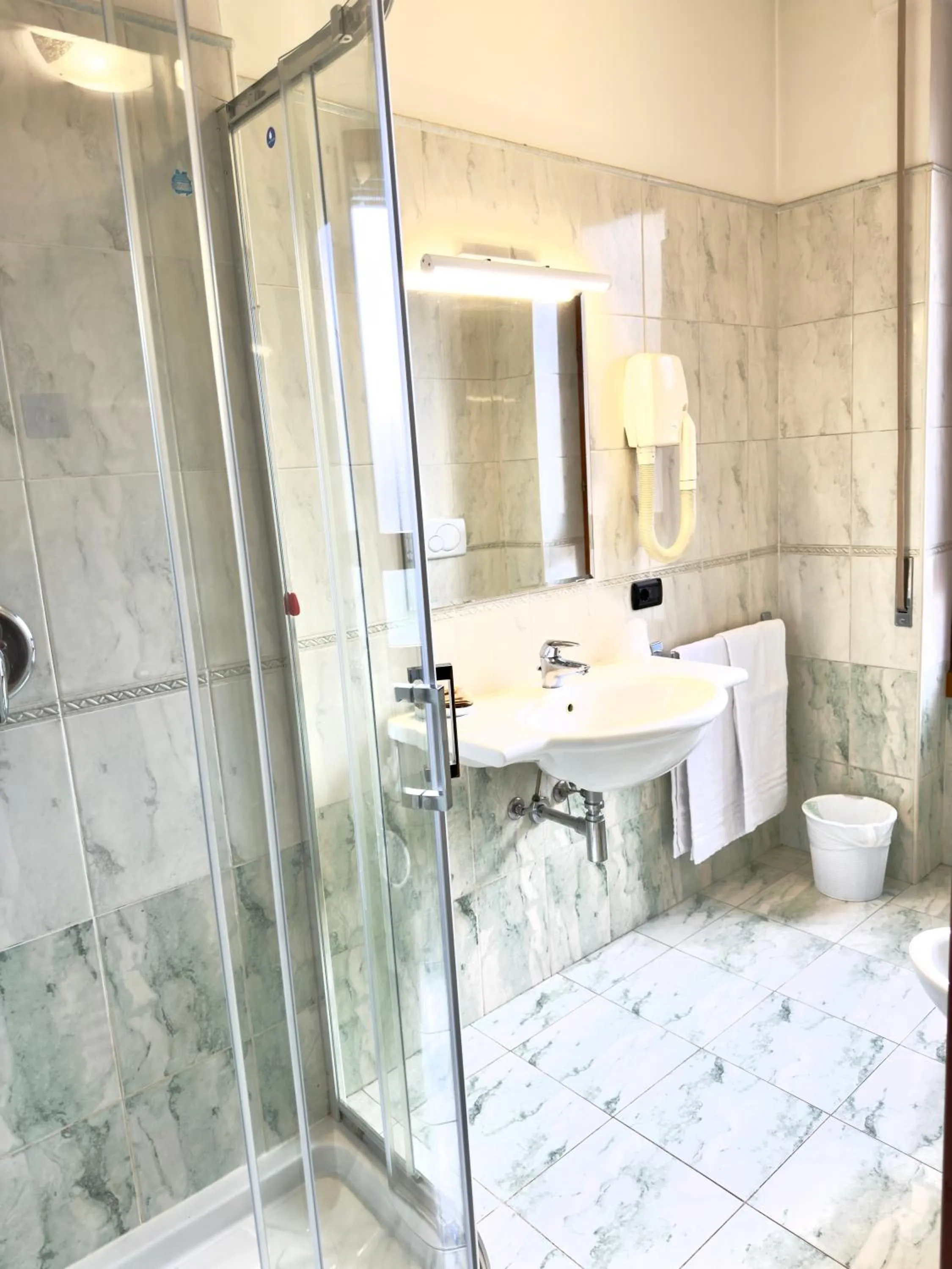 Bathroom in Hotel Molise 2