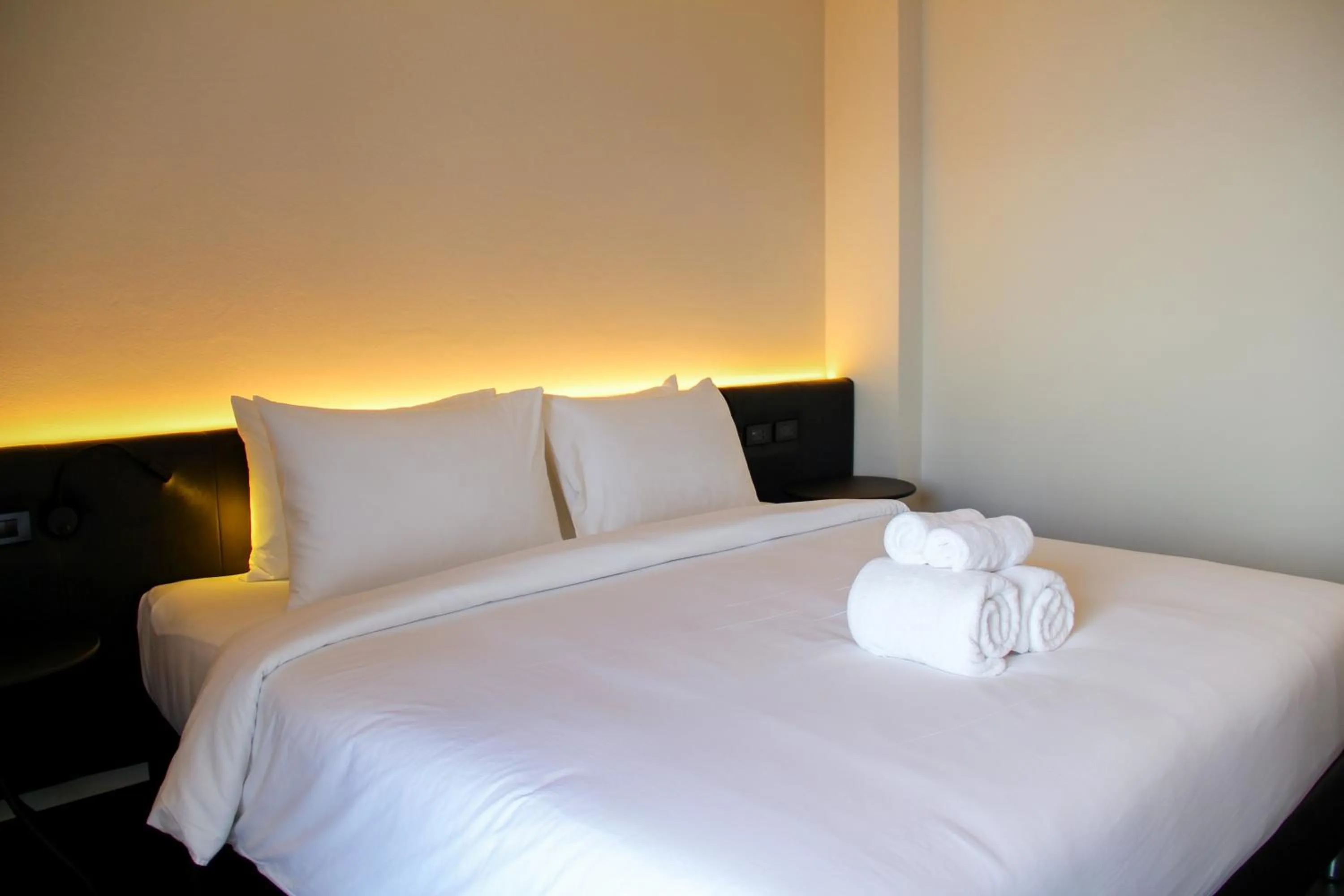 Bedroom, Bed in iThaphae Hotel