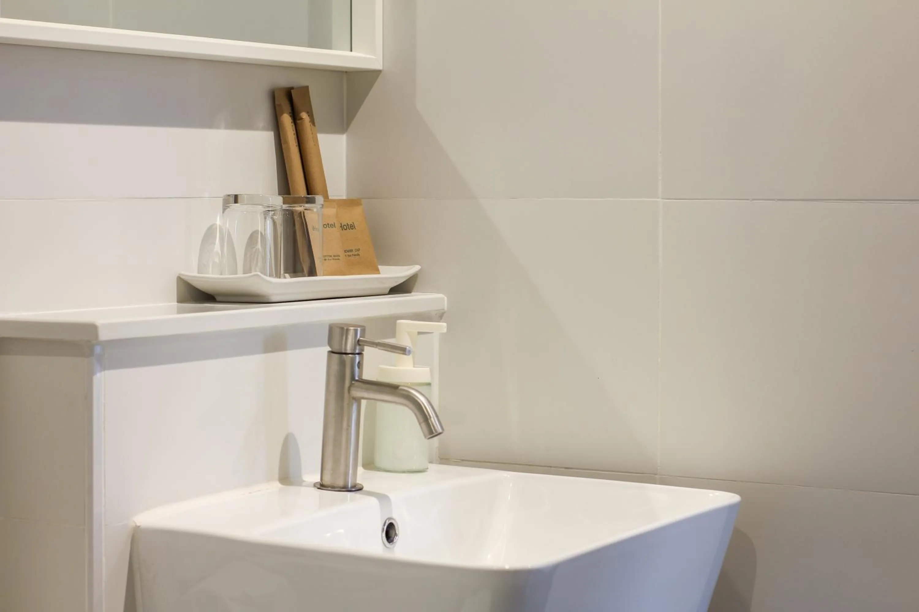 Toilet in iThaphae Hotel