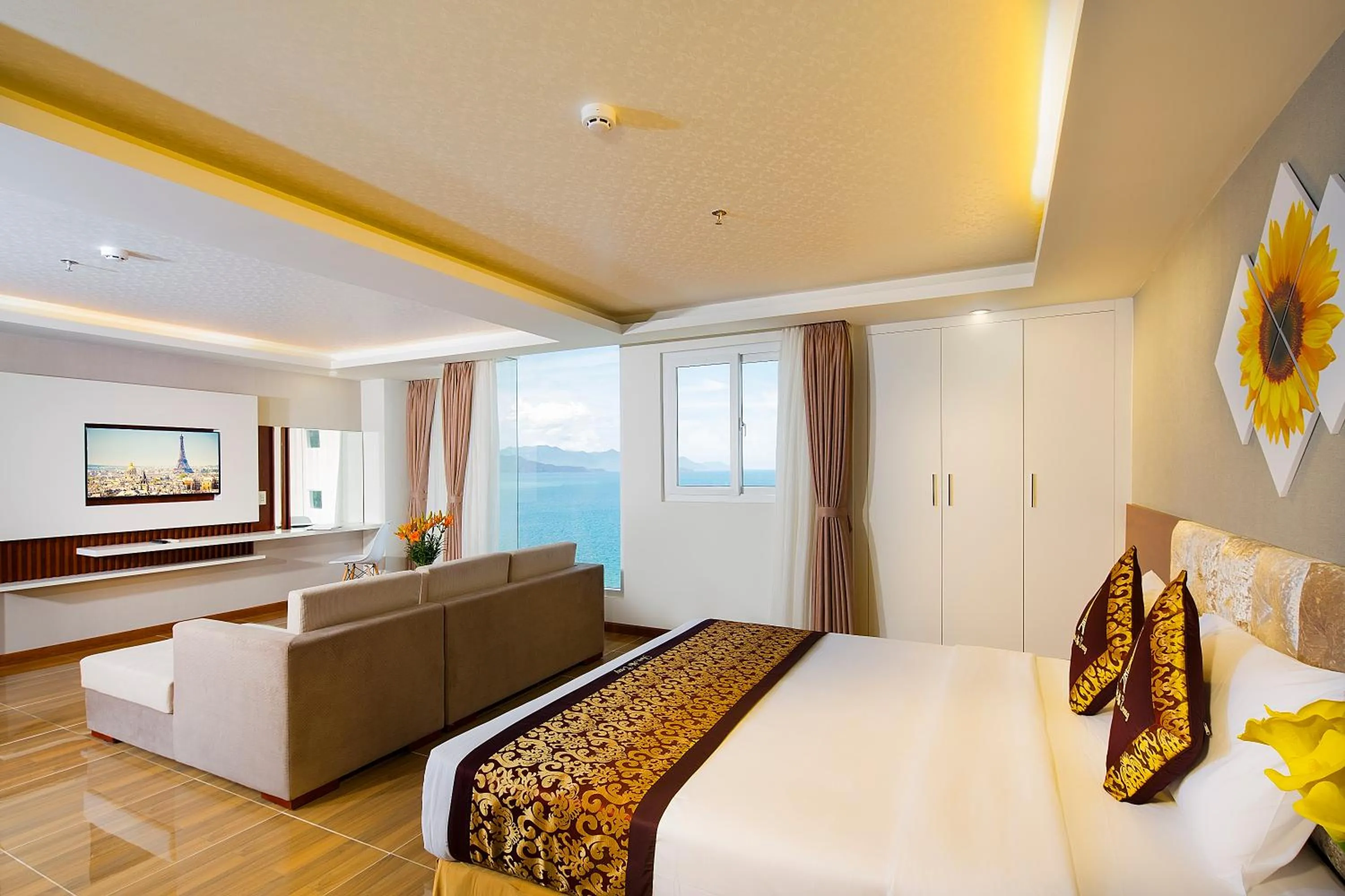 Photo of the whole room, Bed in Paris Luxury Hotel & Apartment Nha Trang