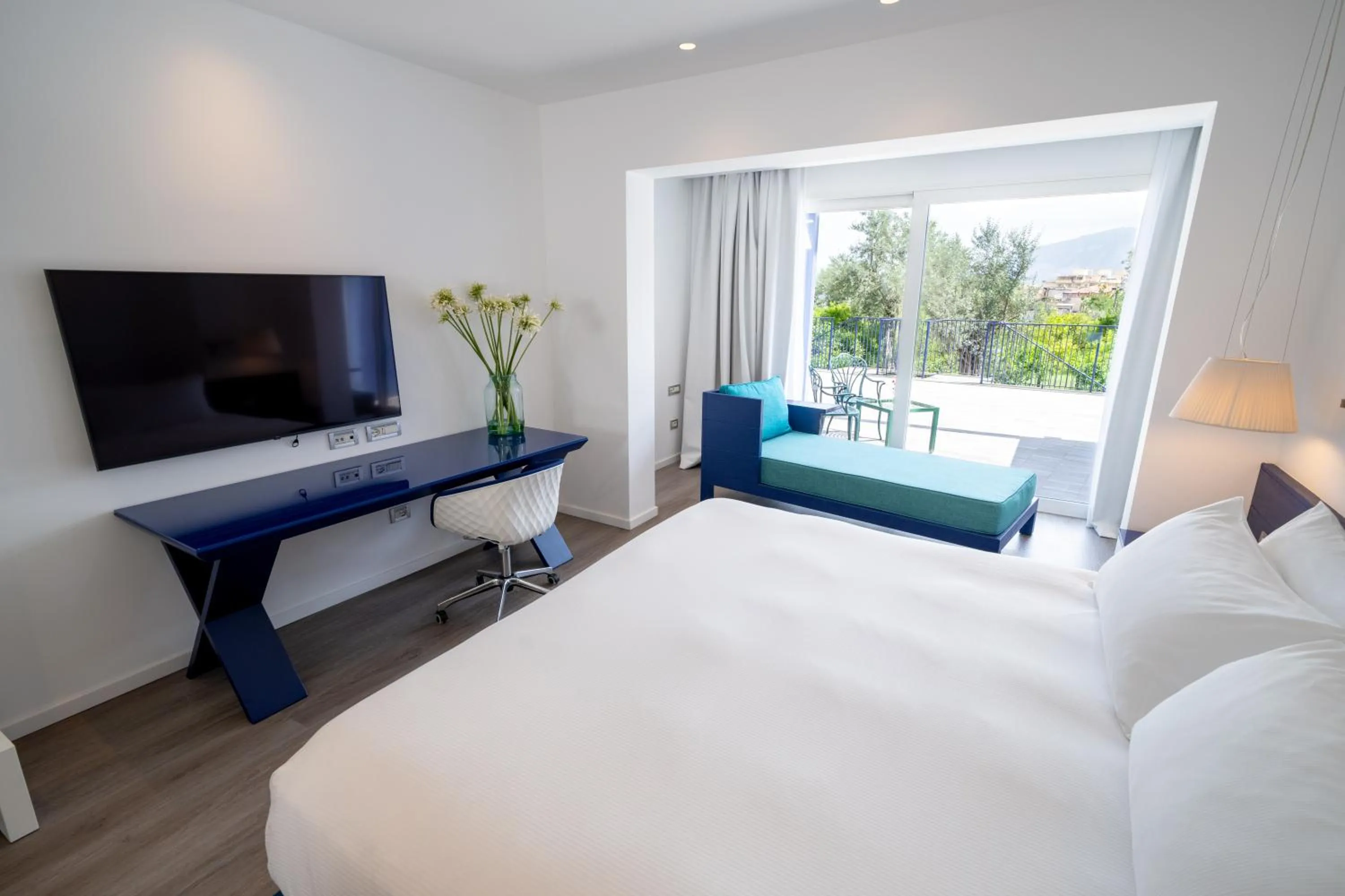 View (from property/room), Bed in Hilton Sorrento Palace