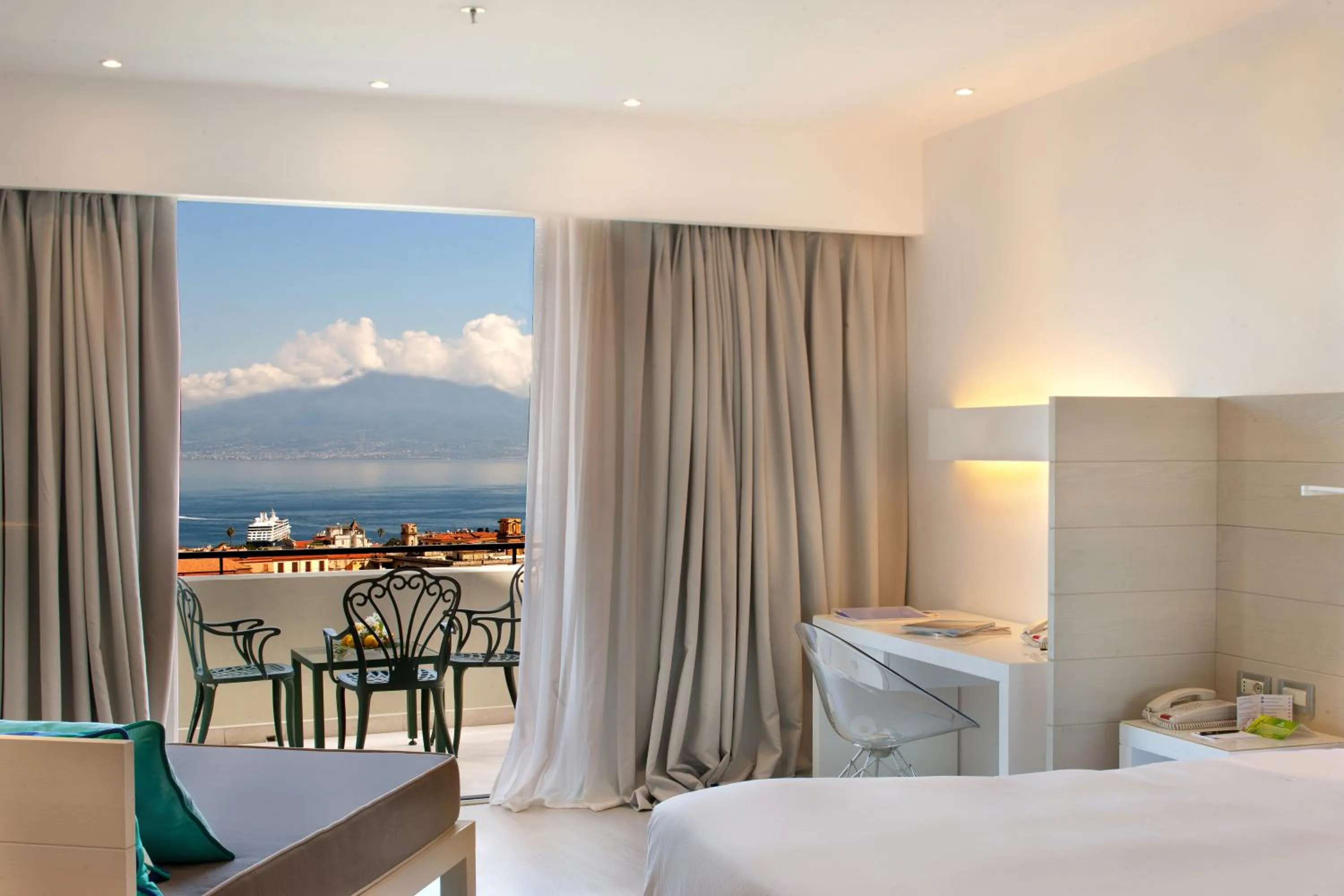 View (from property/room), Bed in Hilton Sorrento Palace