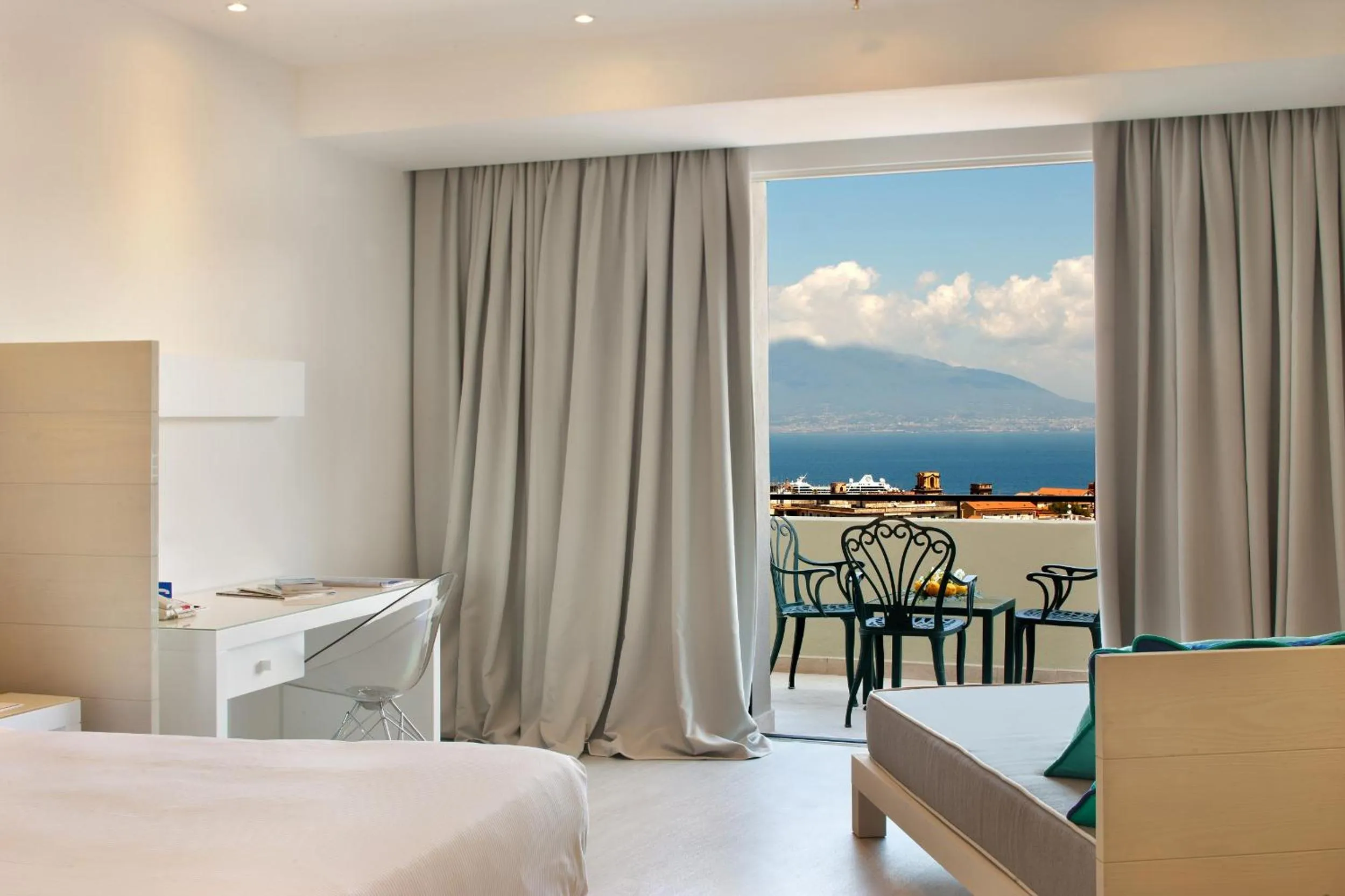 View (from property/room), Bed in Hilton Sorrento Palace