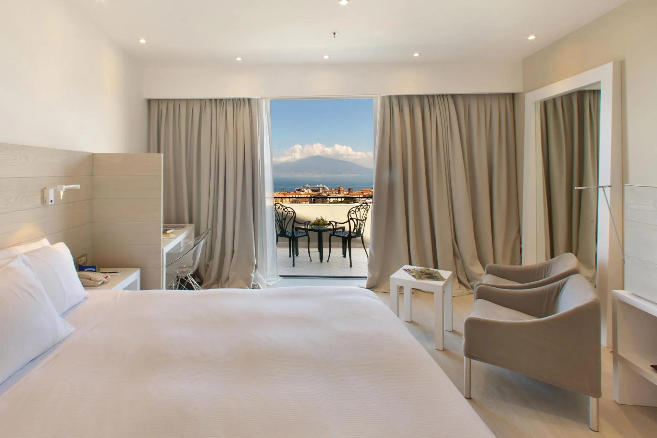 View (from property/room), Bed in Hilton Sorrento Palace
