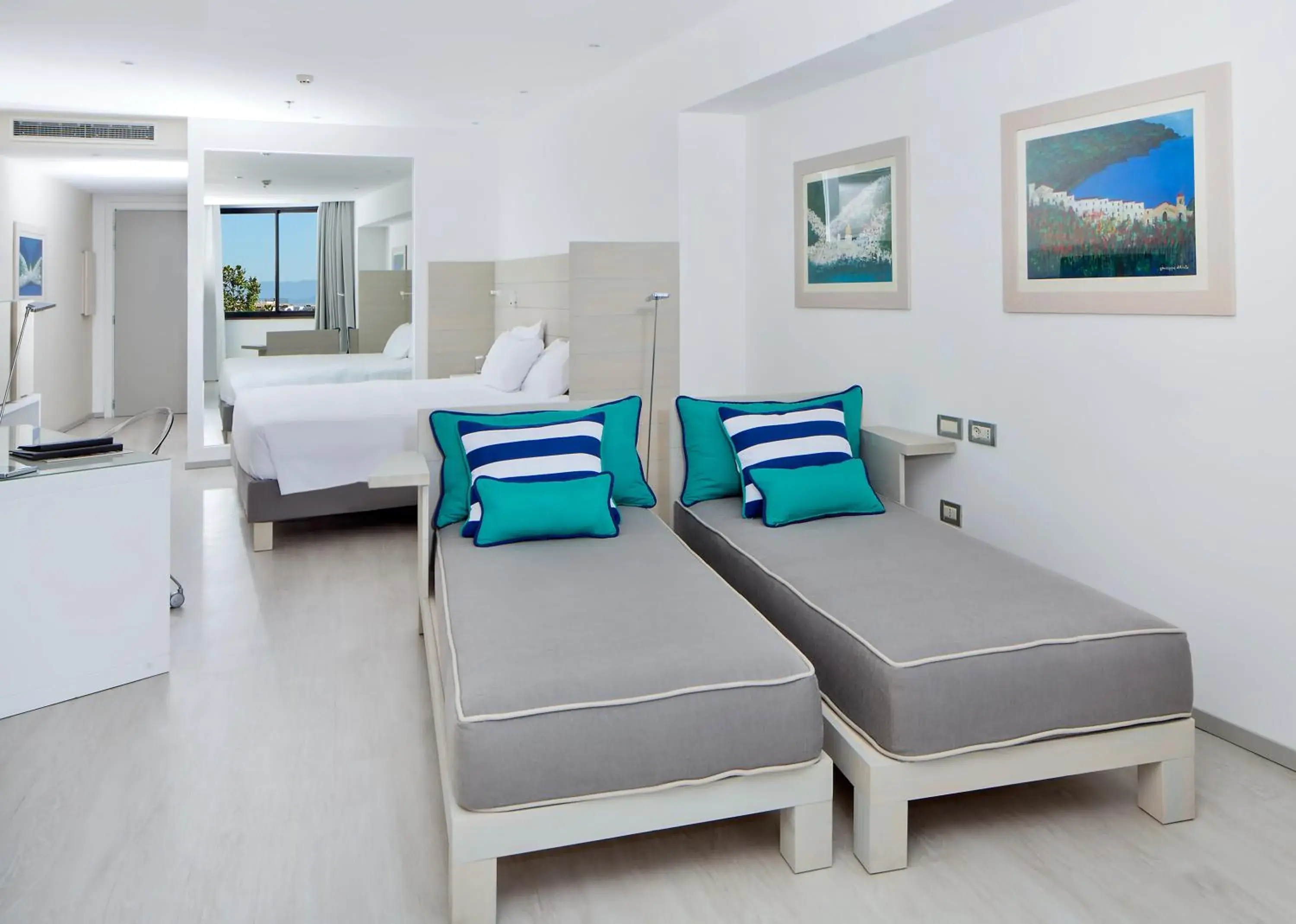 Deluxe Quadruple Room with Sea View in Hilton Sorrento Palace Deluxe Quadruple Room with Sea View in Hilton Sorrento Palace