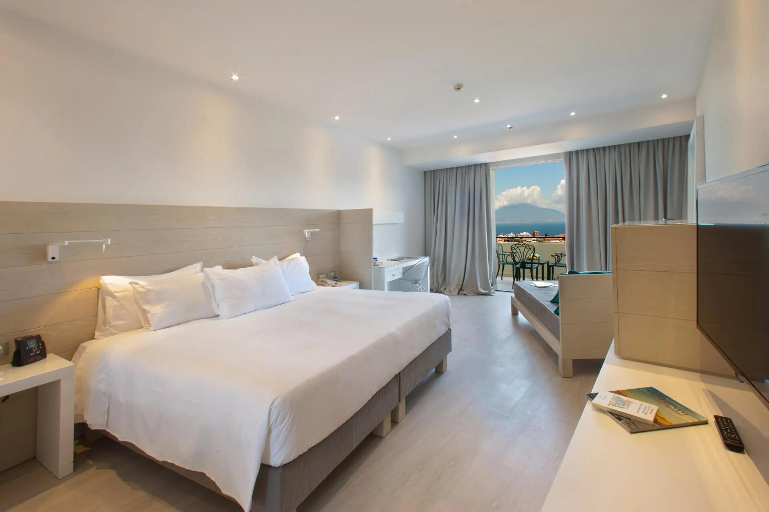 View (from property/room), Bed in Hilton Sorrento Palace