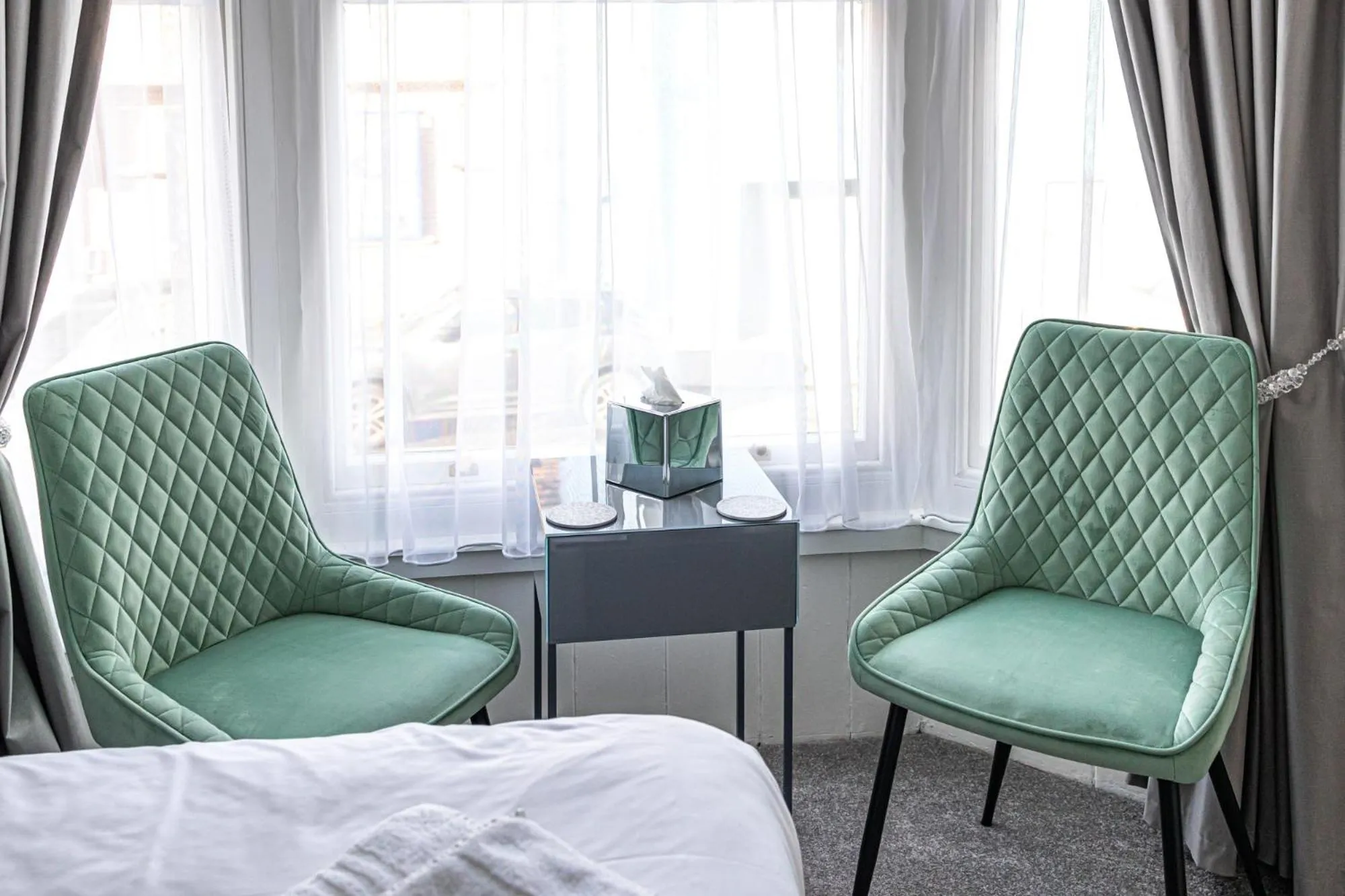 Seating area, Bed in Gresham Guest House