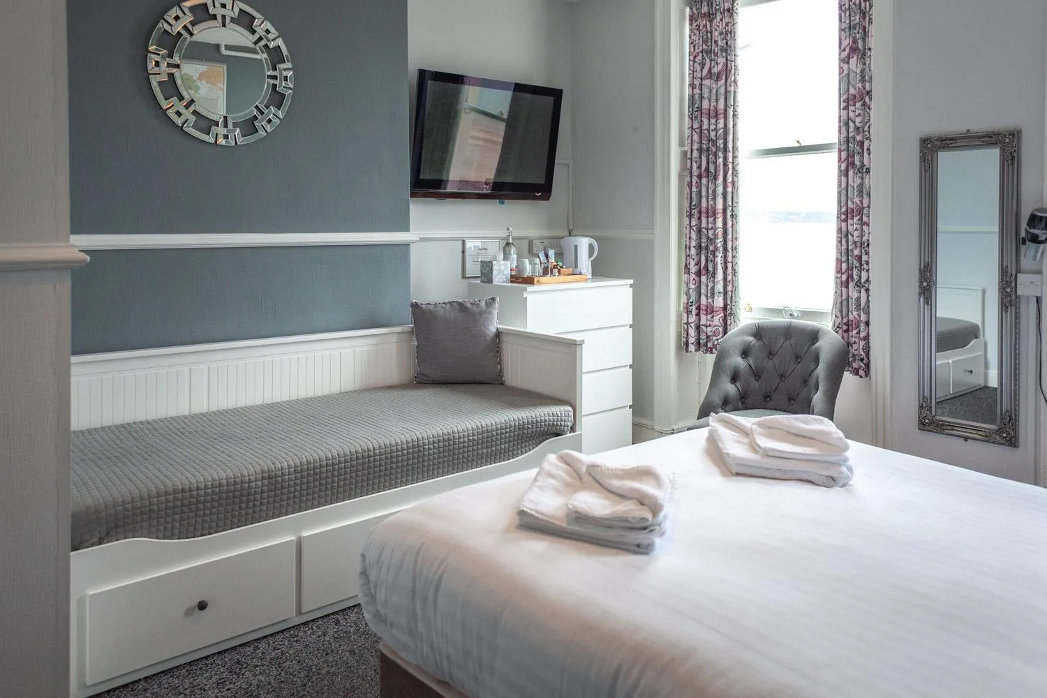 Seating area, Bed in Gresham Guest House