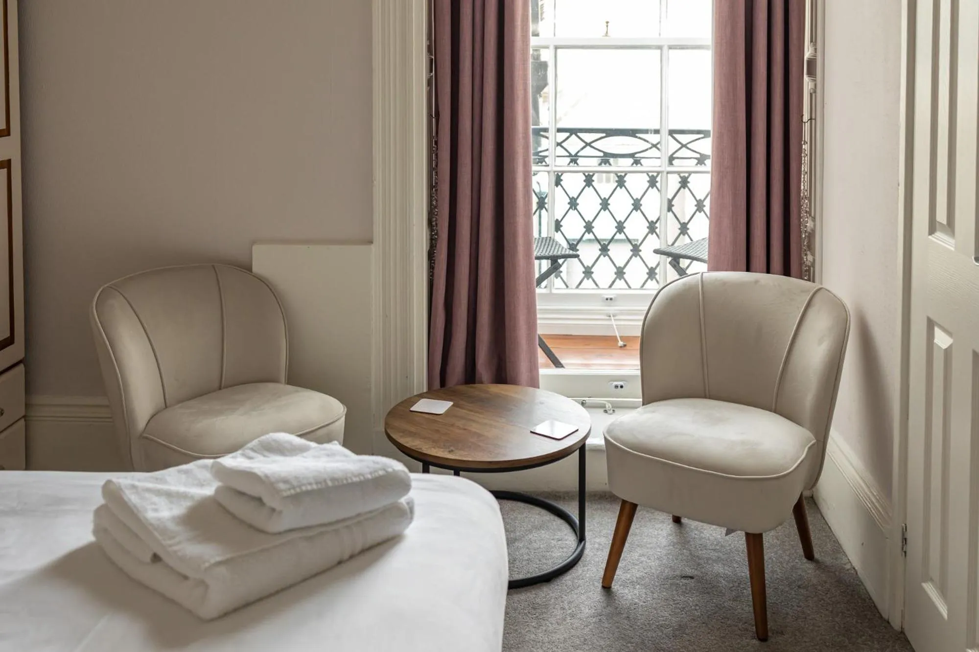 Seating area, Bed in Gresham Guest House