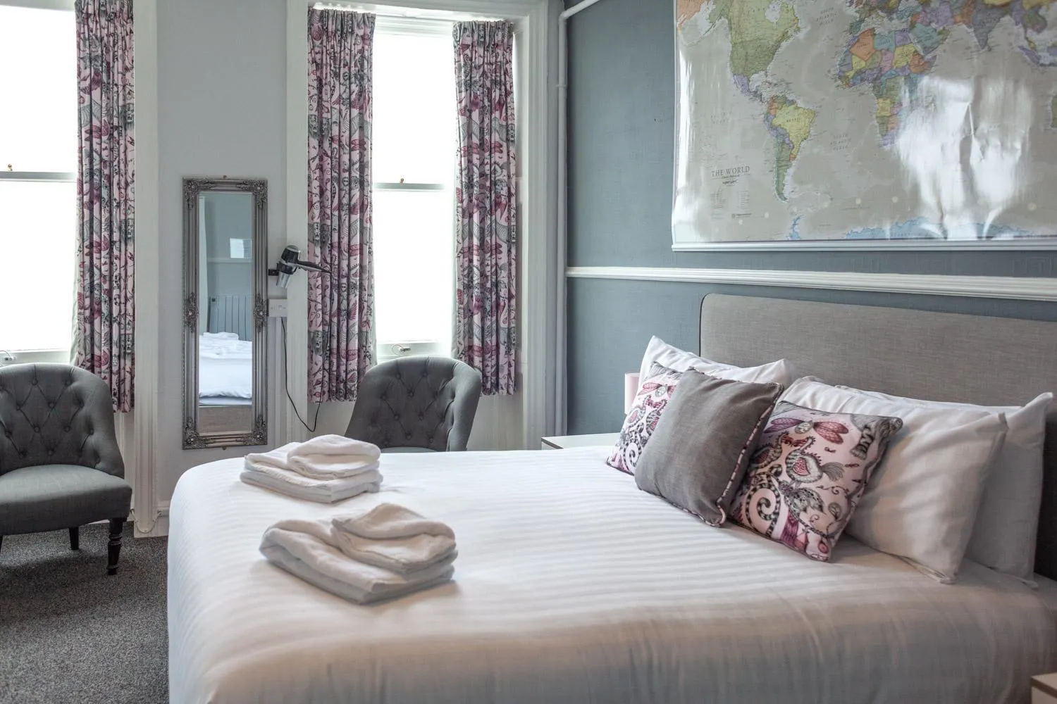 Seating area, Bed in Gresham Guest House