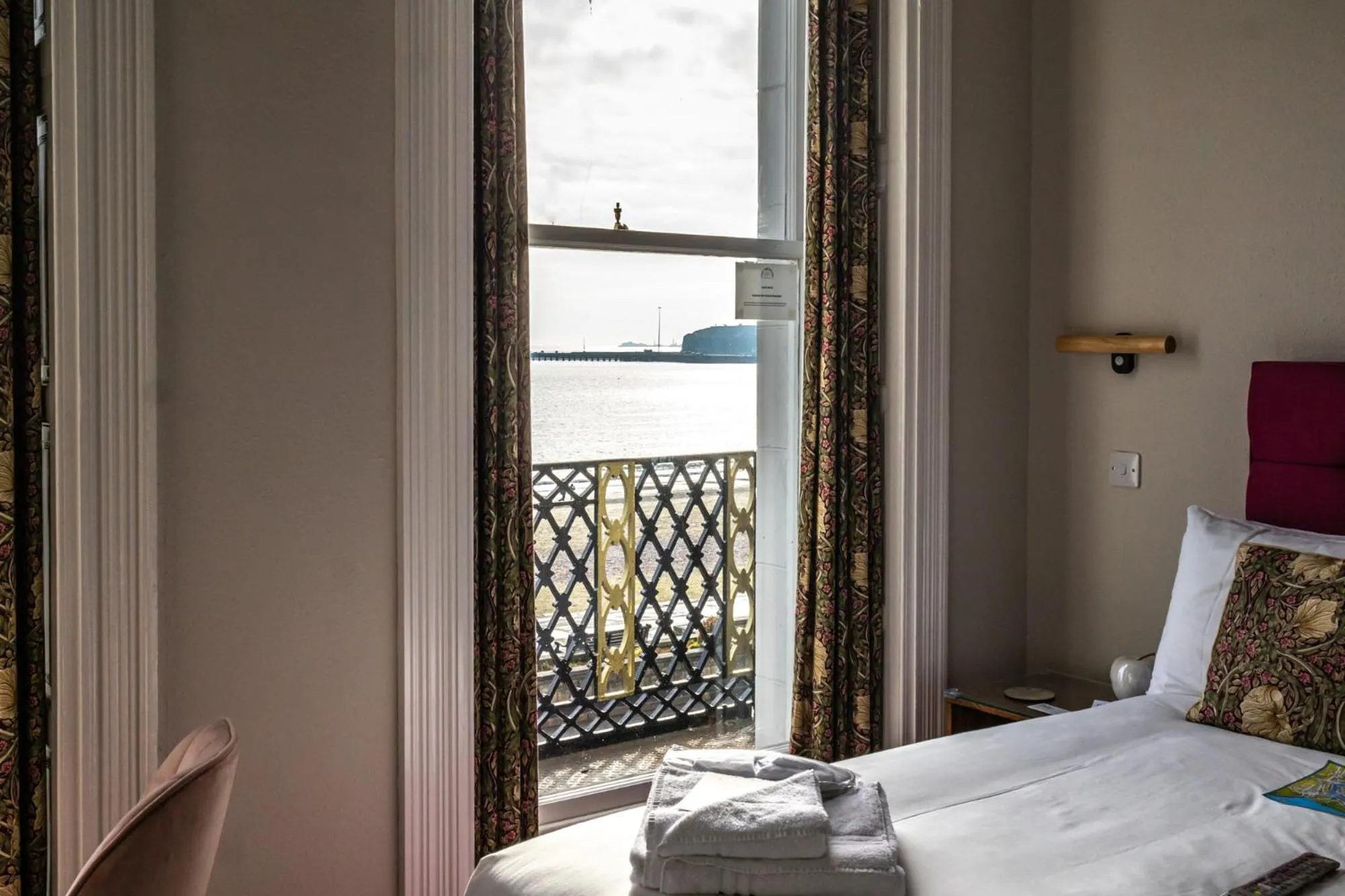 Sea view, Bed in Gresham Guest House