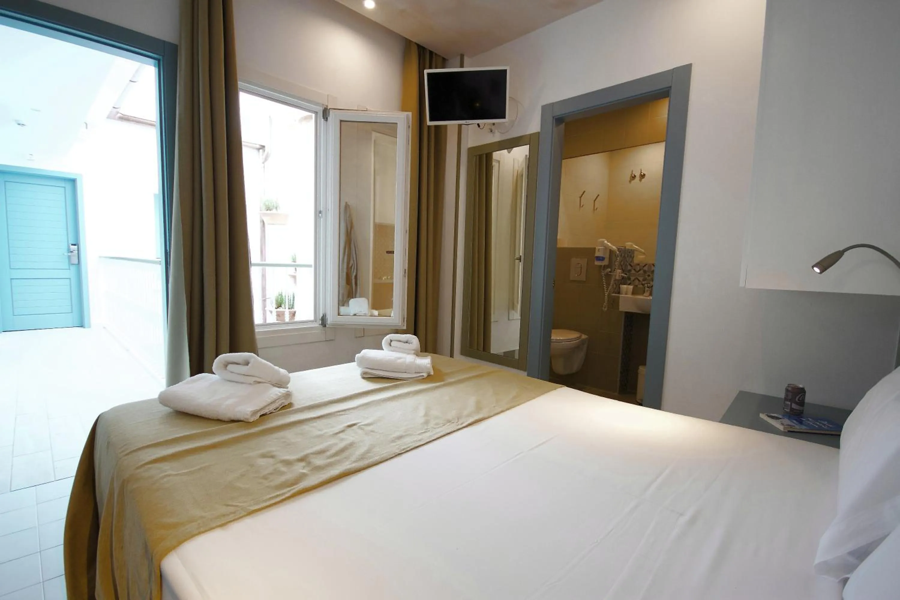 Bedroom, Bed in Hostal Gravina