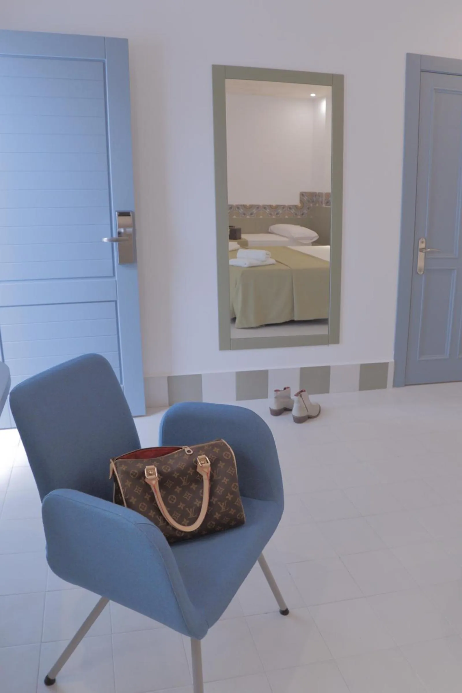 Seating area, Bed in Hostal Gravina