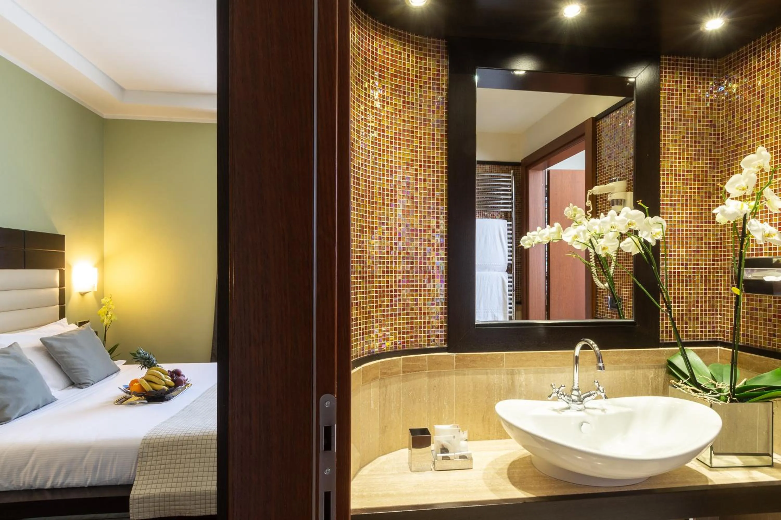 Bathroom, Bed in Hotel Silver Milano