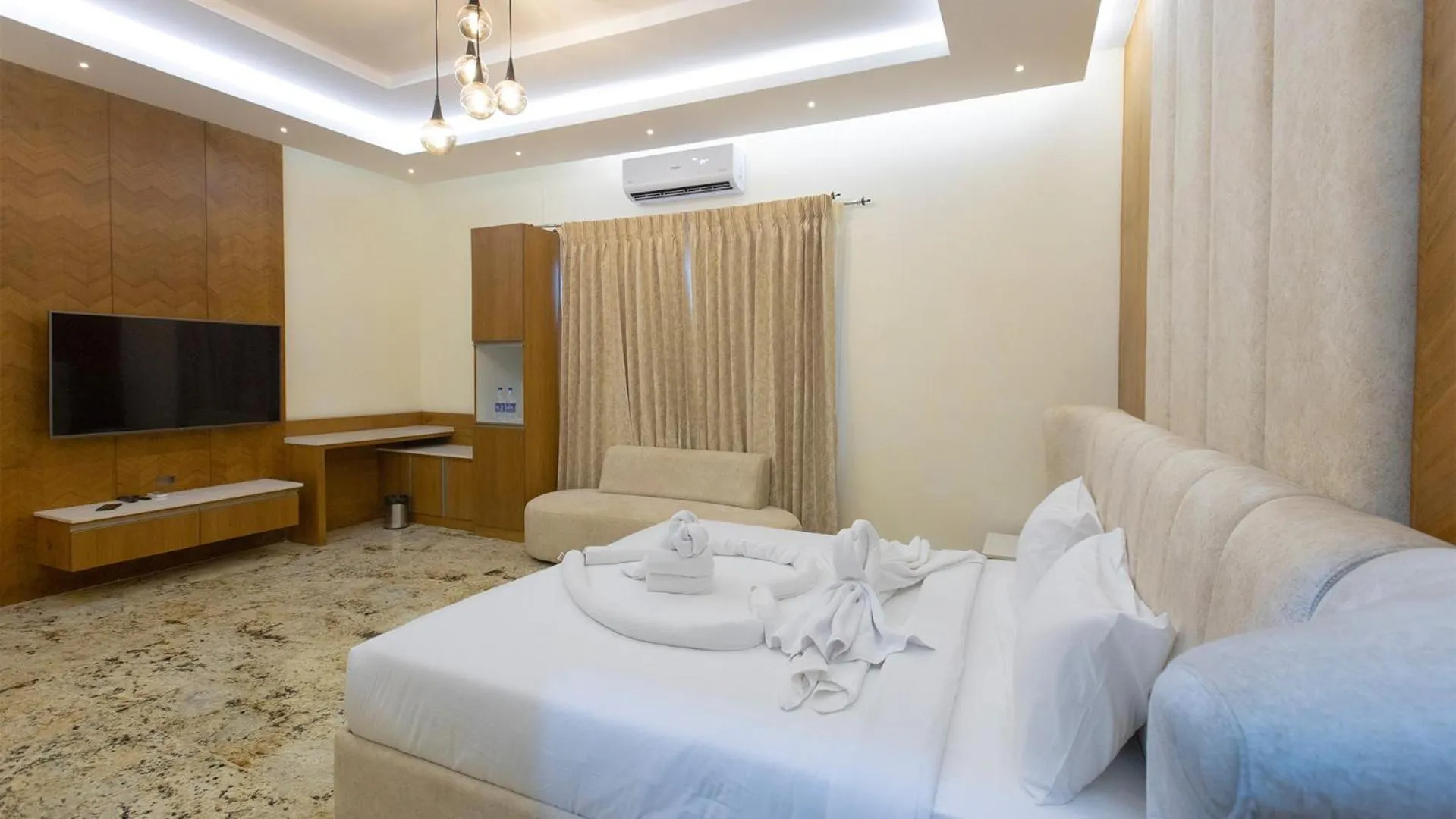 Bed in AARA Jungle Resort