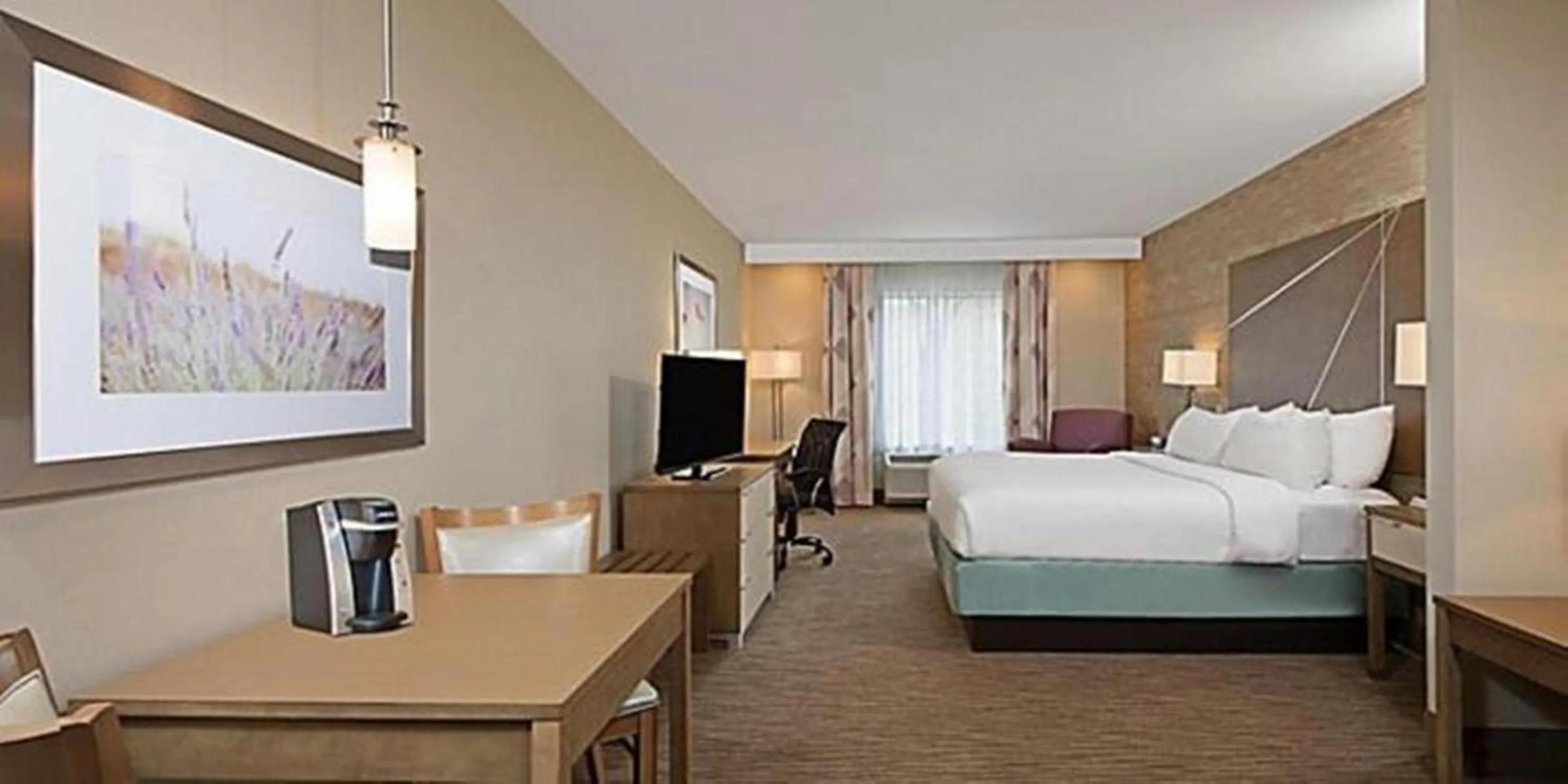 Living room, Bed in Holiday Inn Express & Suites New Cumberland by IHG