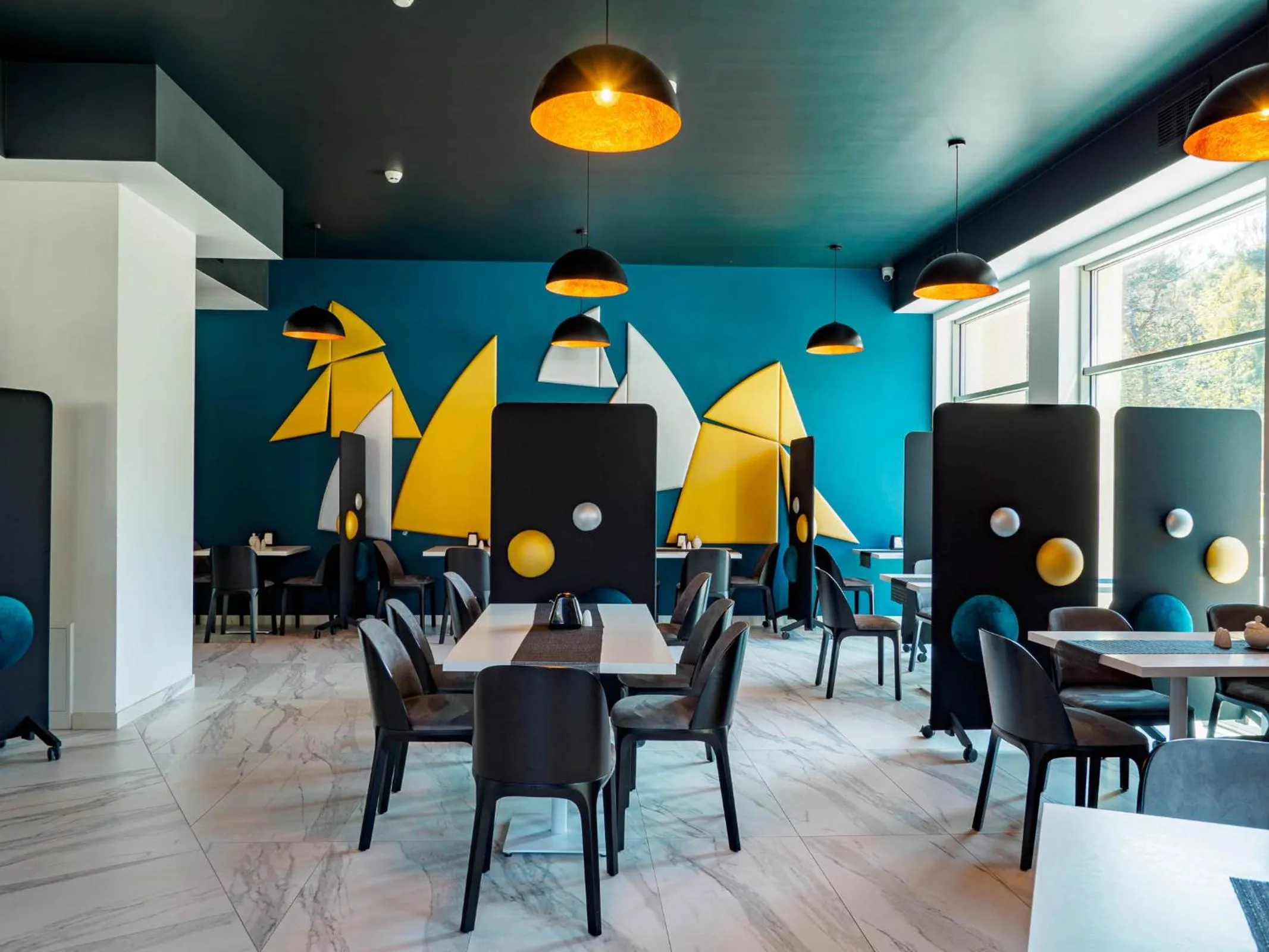 Restaurant/places to eat in Hotel White