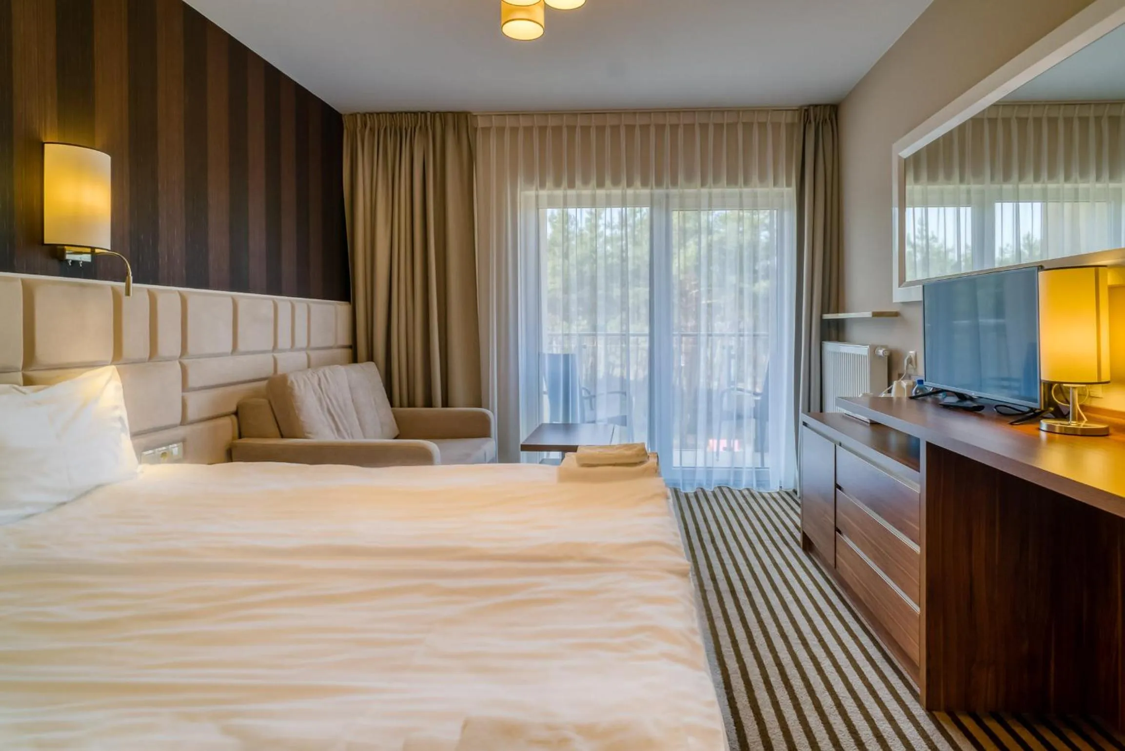 Photo of the whole room, Bed in Hotel White