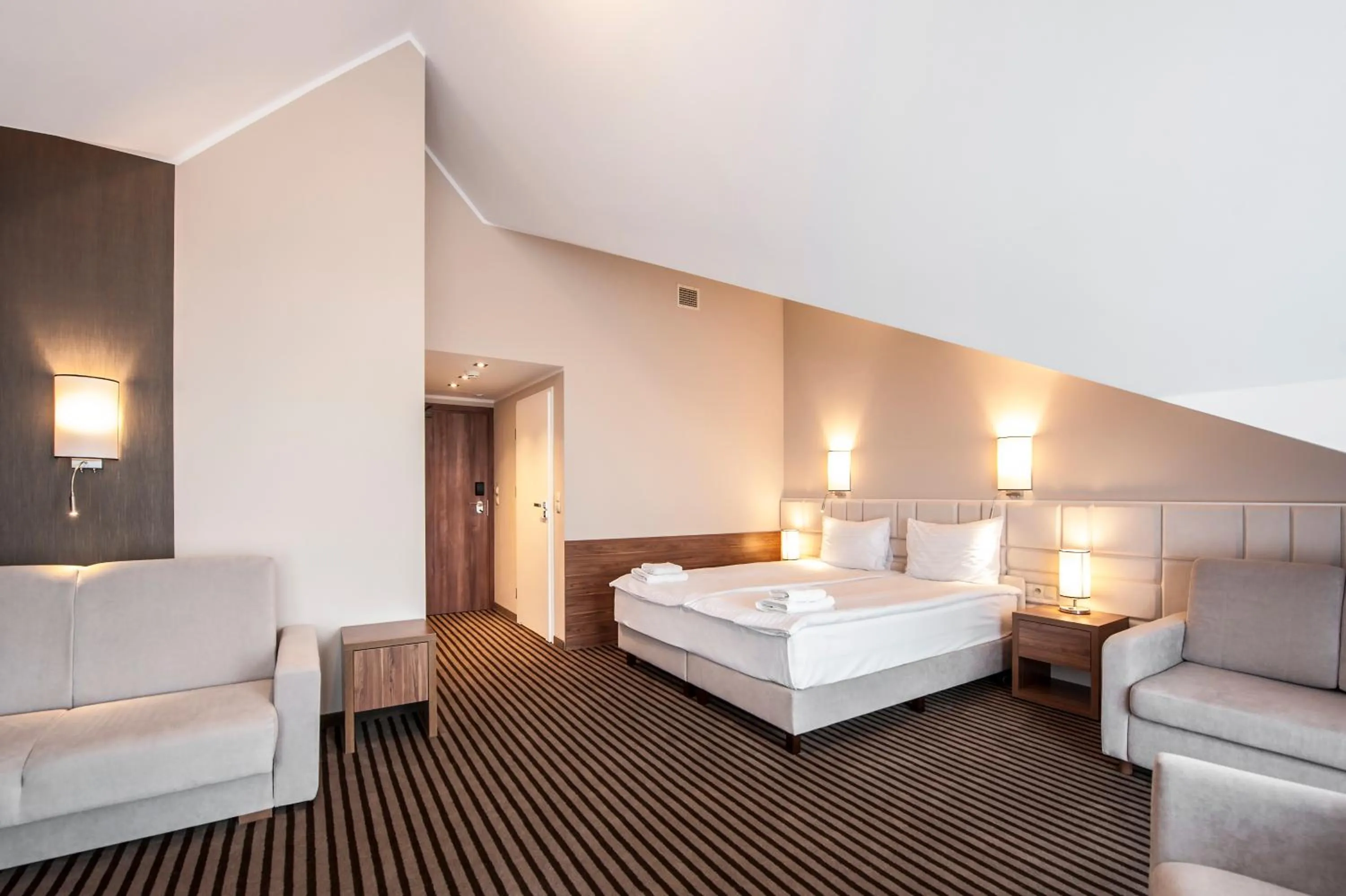 Photo of the whole room, Bed in Hotel White