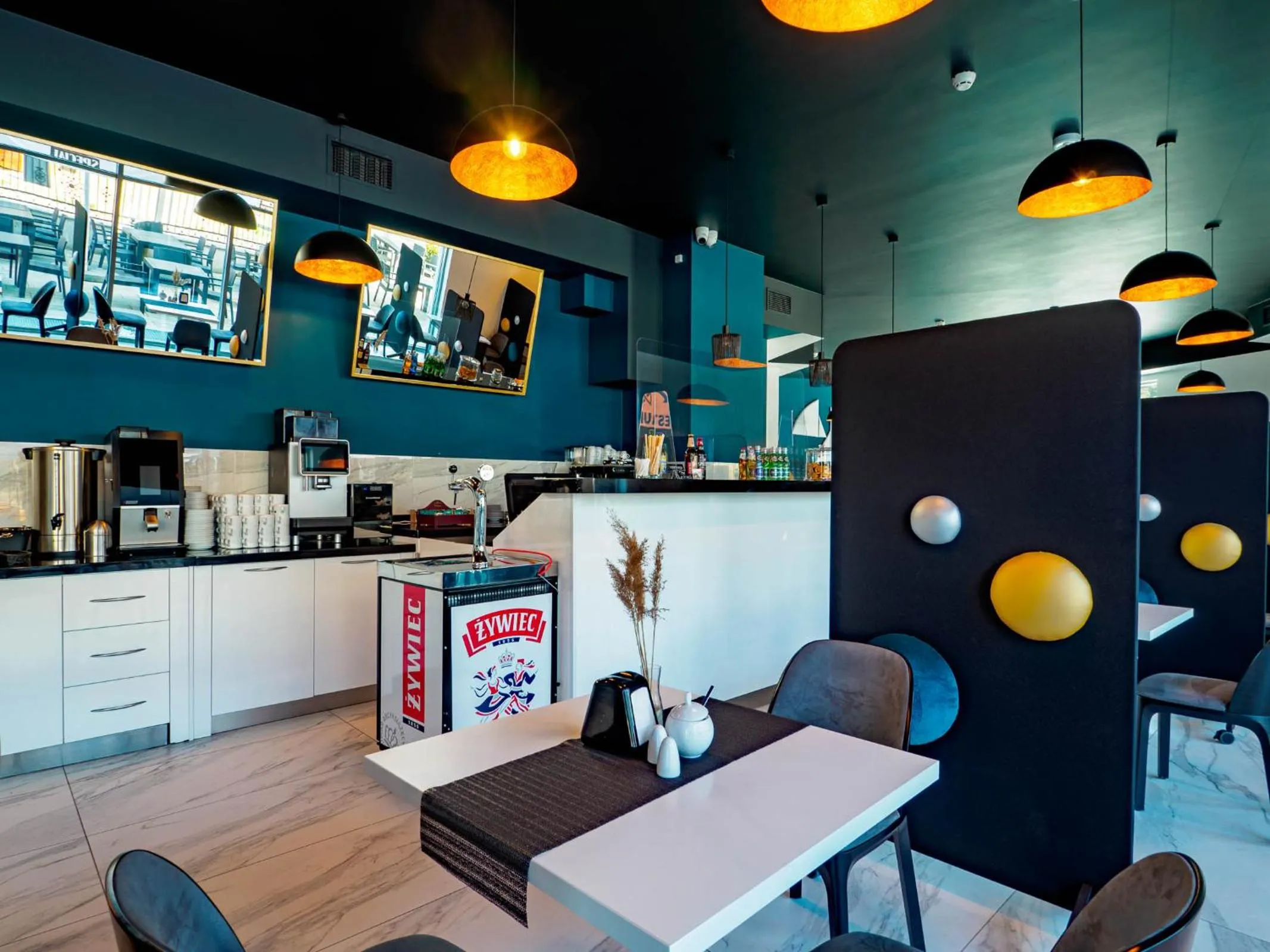 Restaurant/places to eat in Hotel White