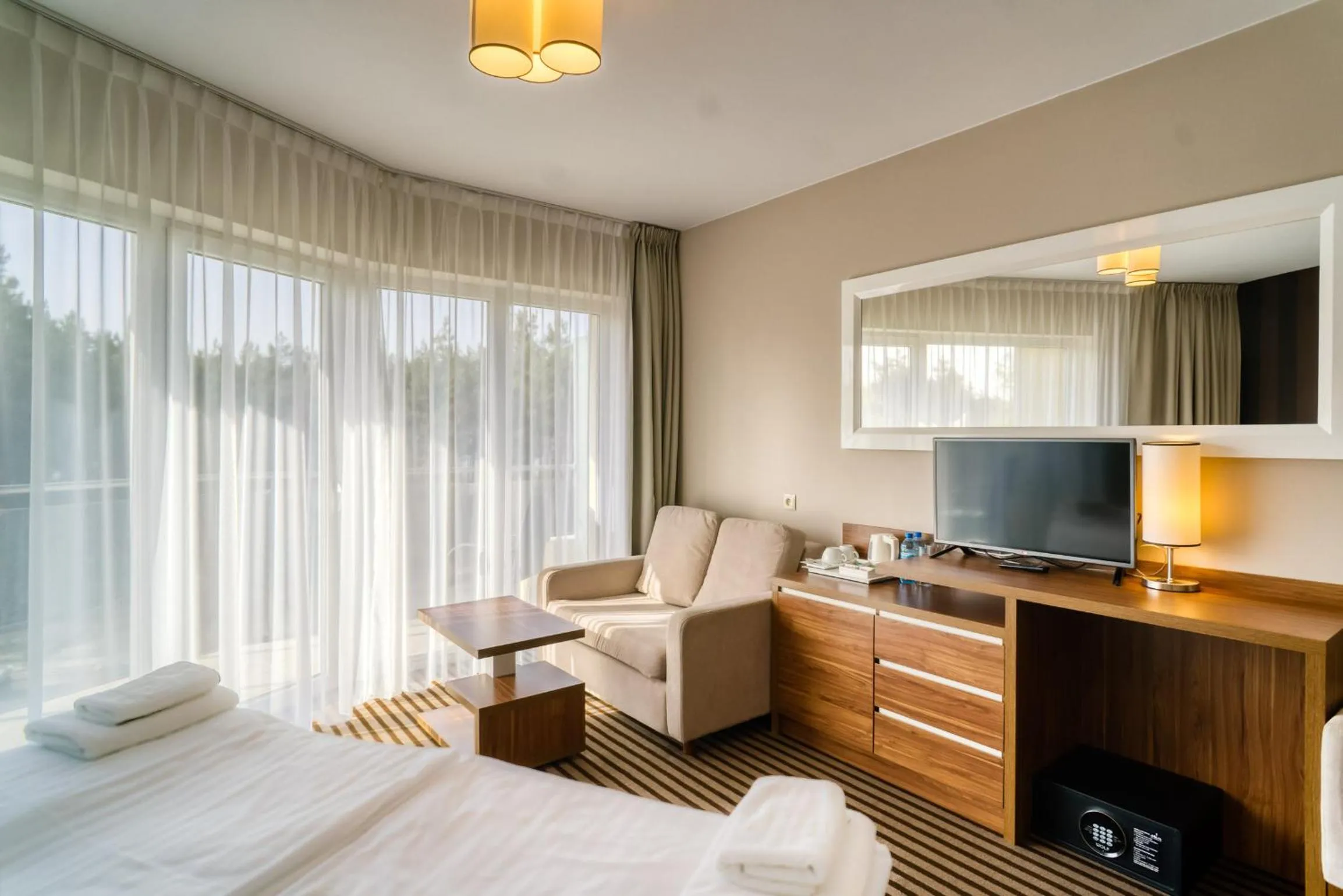 TV and multimedia, Bed in Hotel White