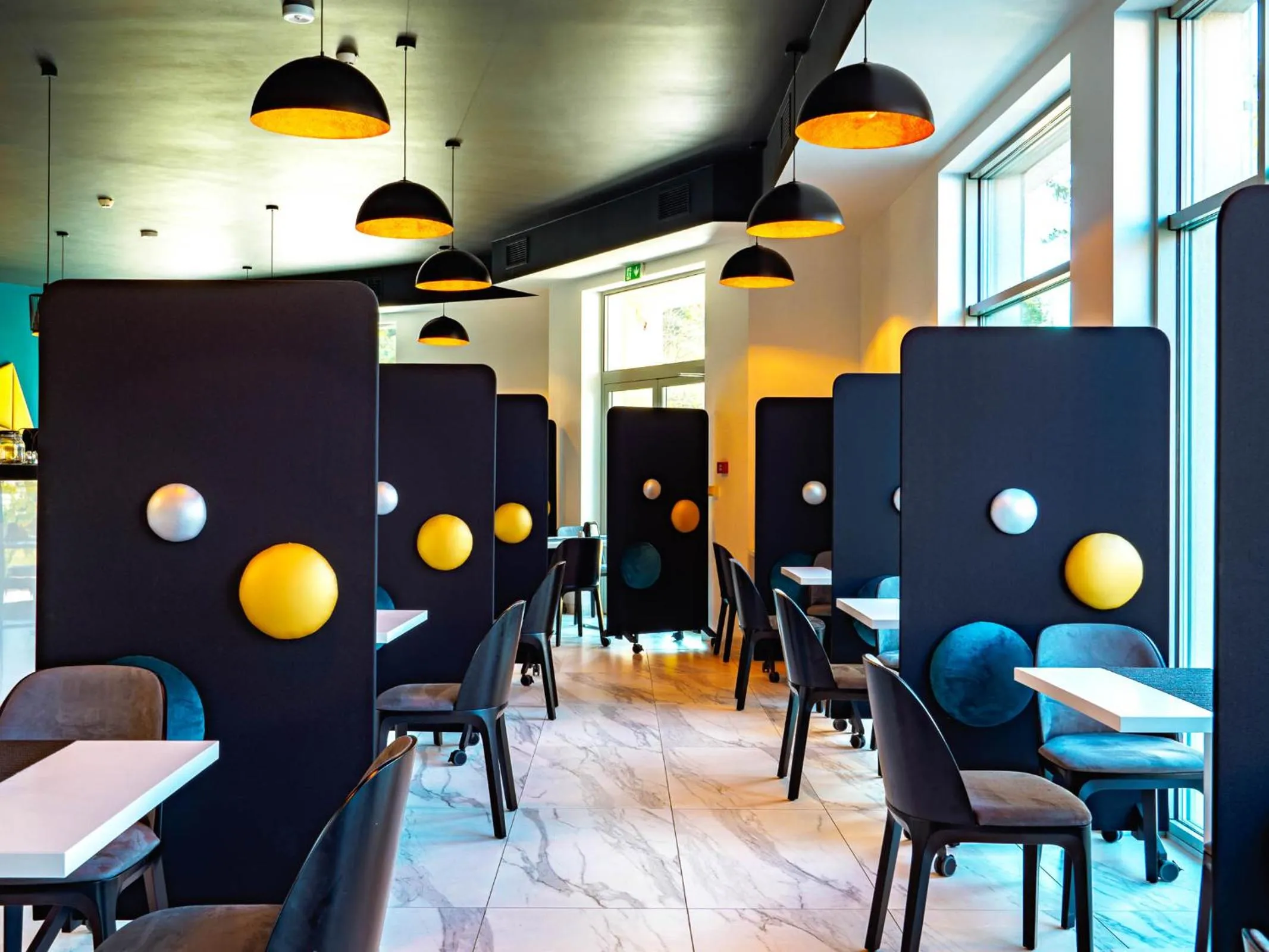 Restaurant/places to eat in Hotel White