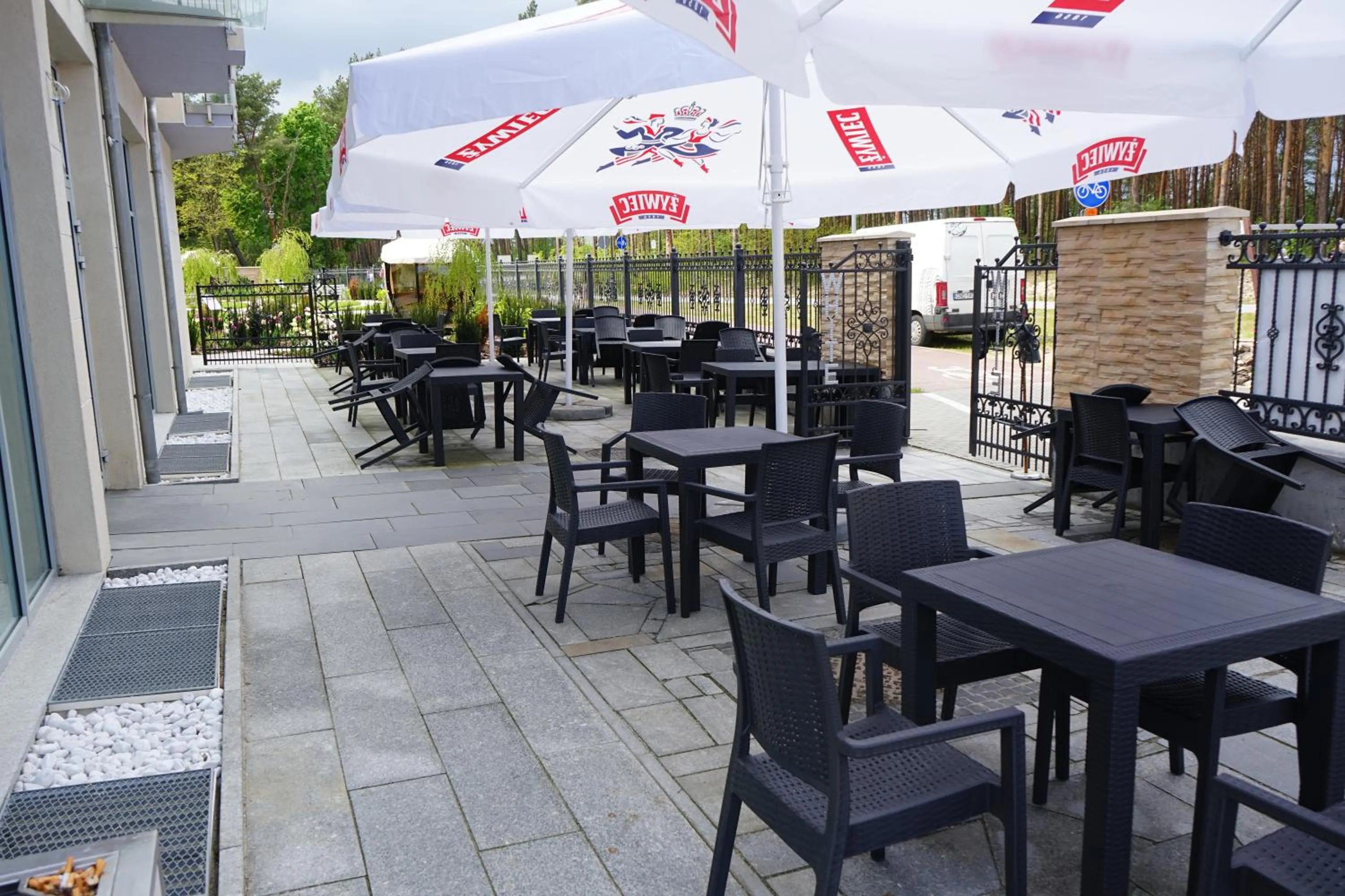 Restaurant/places to eat in Hotel White