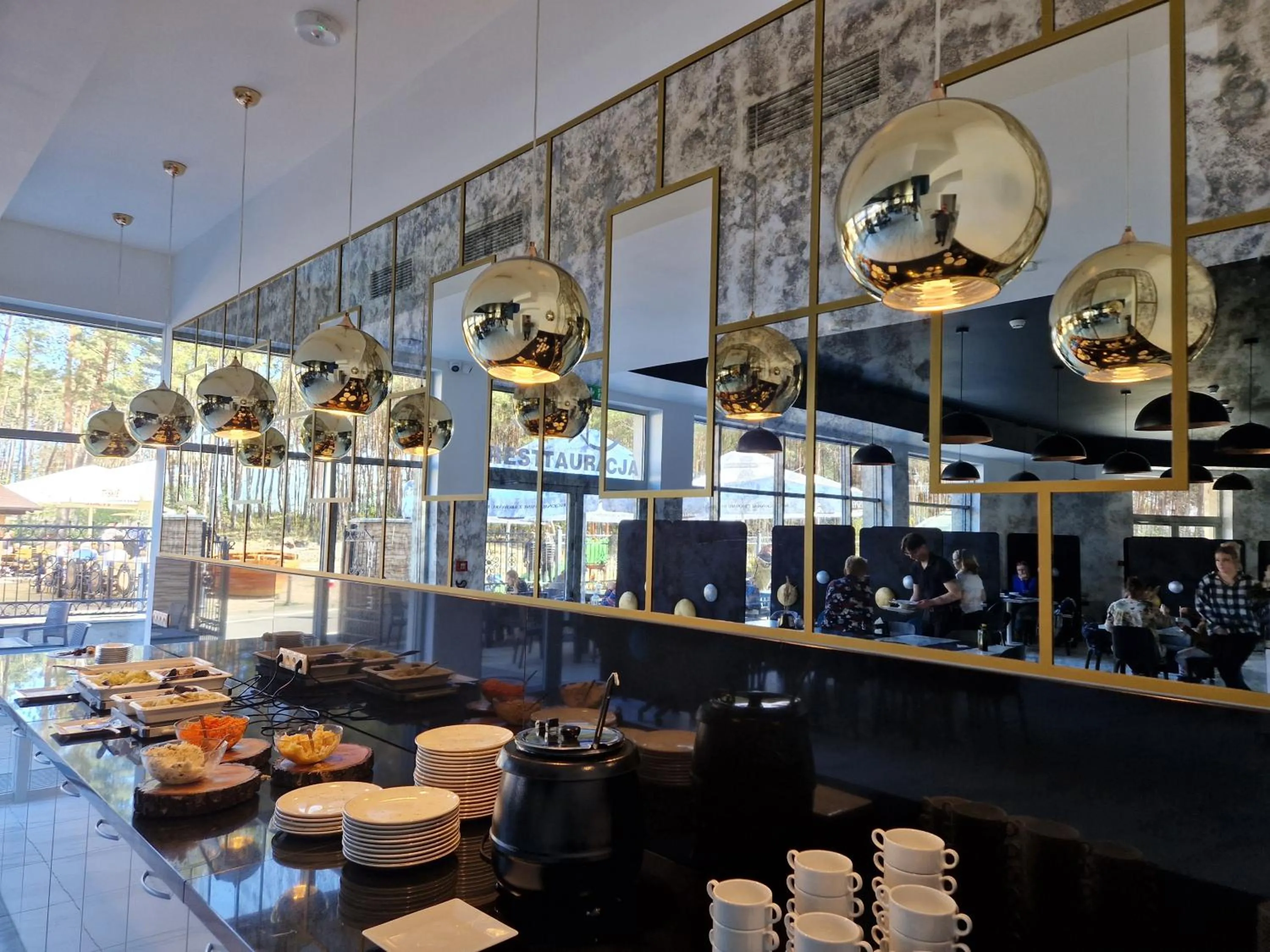 Restaurant/places to eat in Hotel White