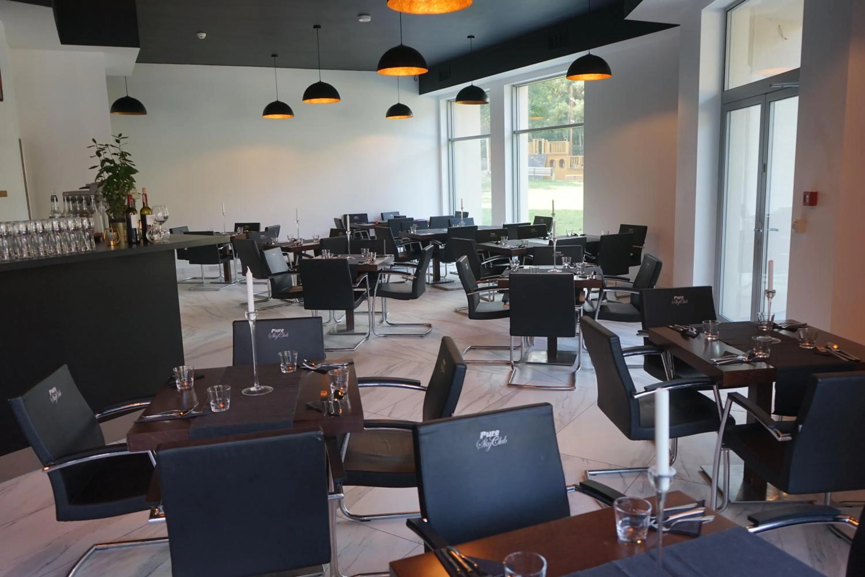 Restaurant/places to eat in Hotel White