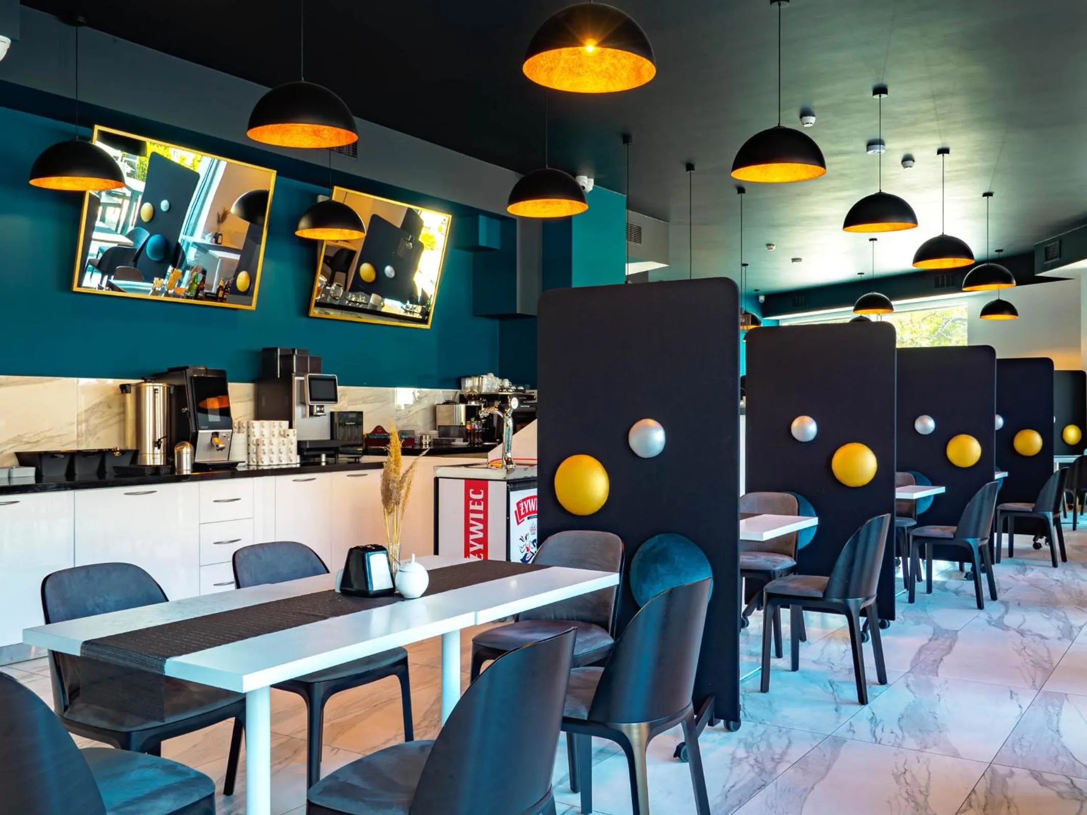 Restaurant/places to eat in Hotel White