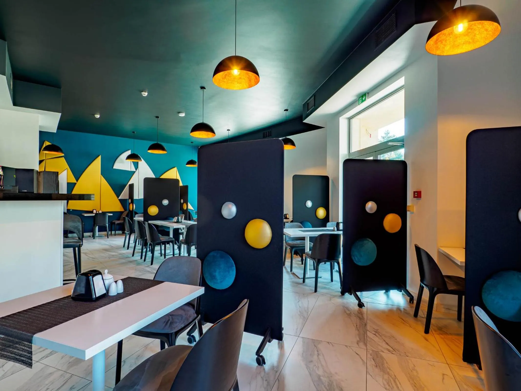 Restaurant/places to eat in Hotel White