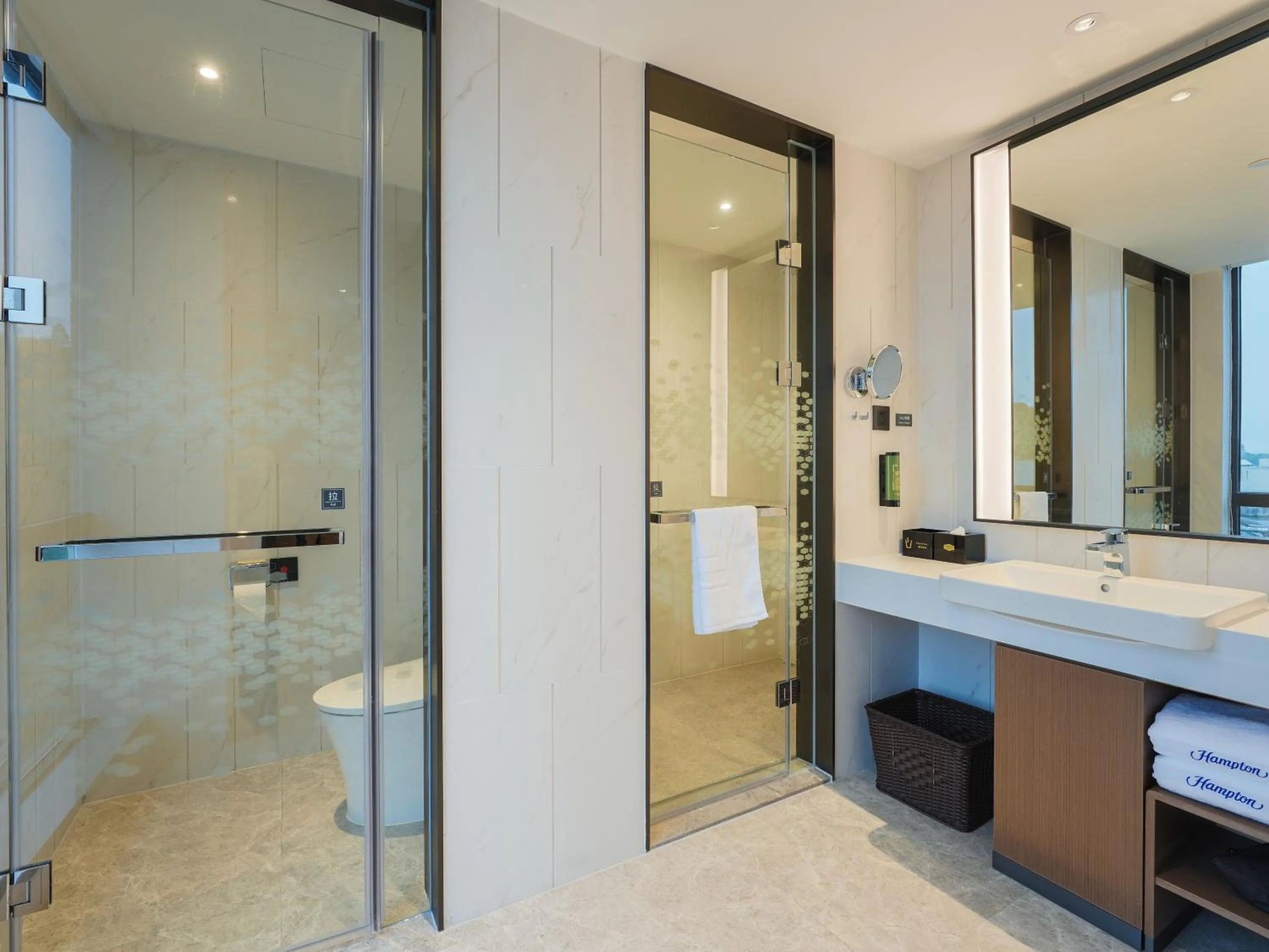 Toilet in Hampton by Hilton Dongguan Fenggang