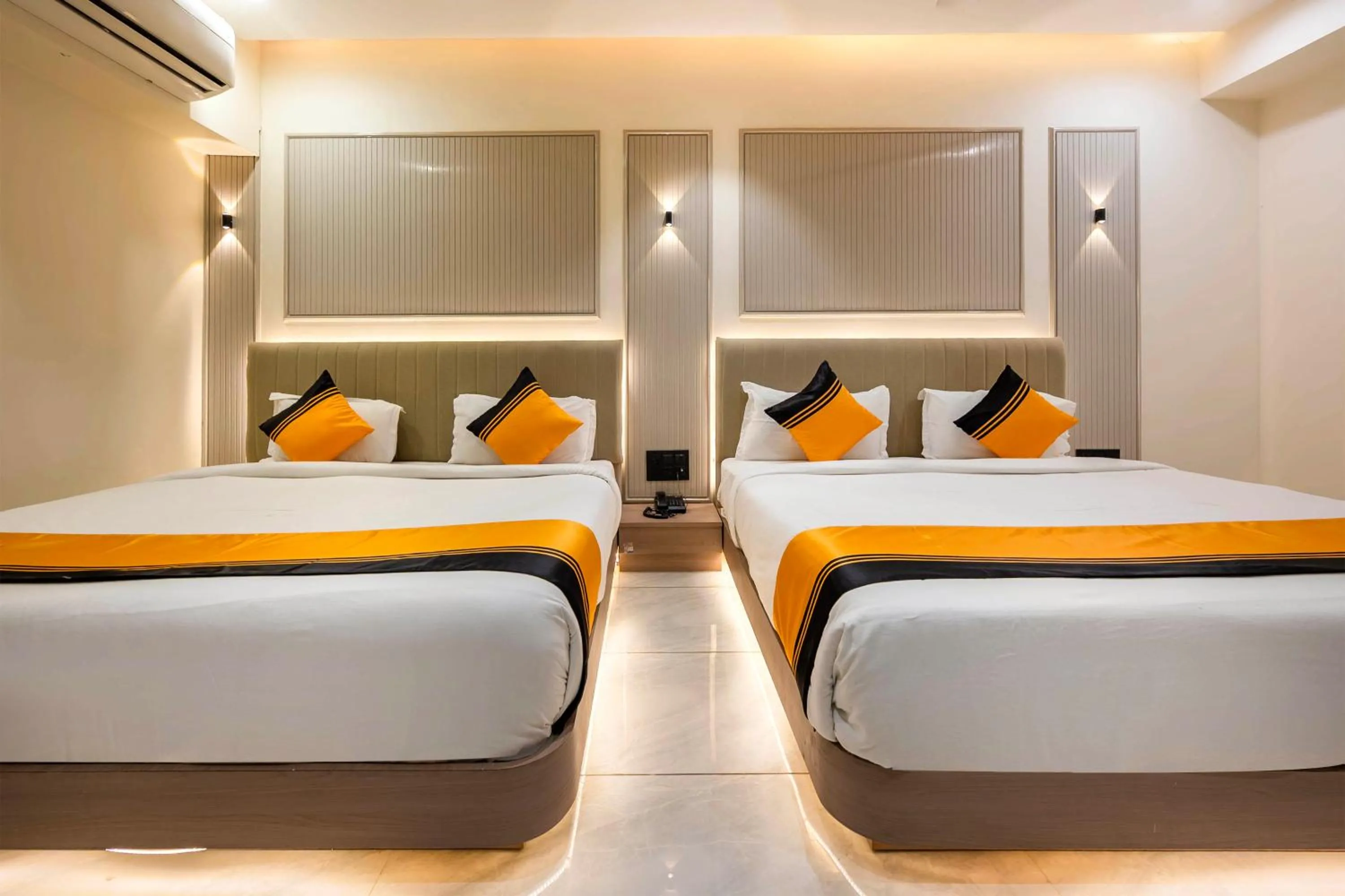 Bedroom, Bed in Itsy Hotels Indra Palace