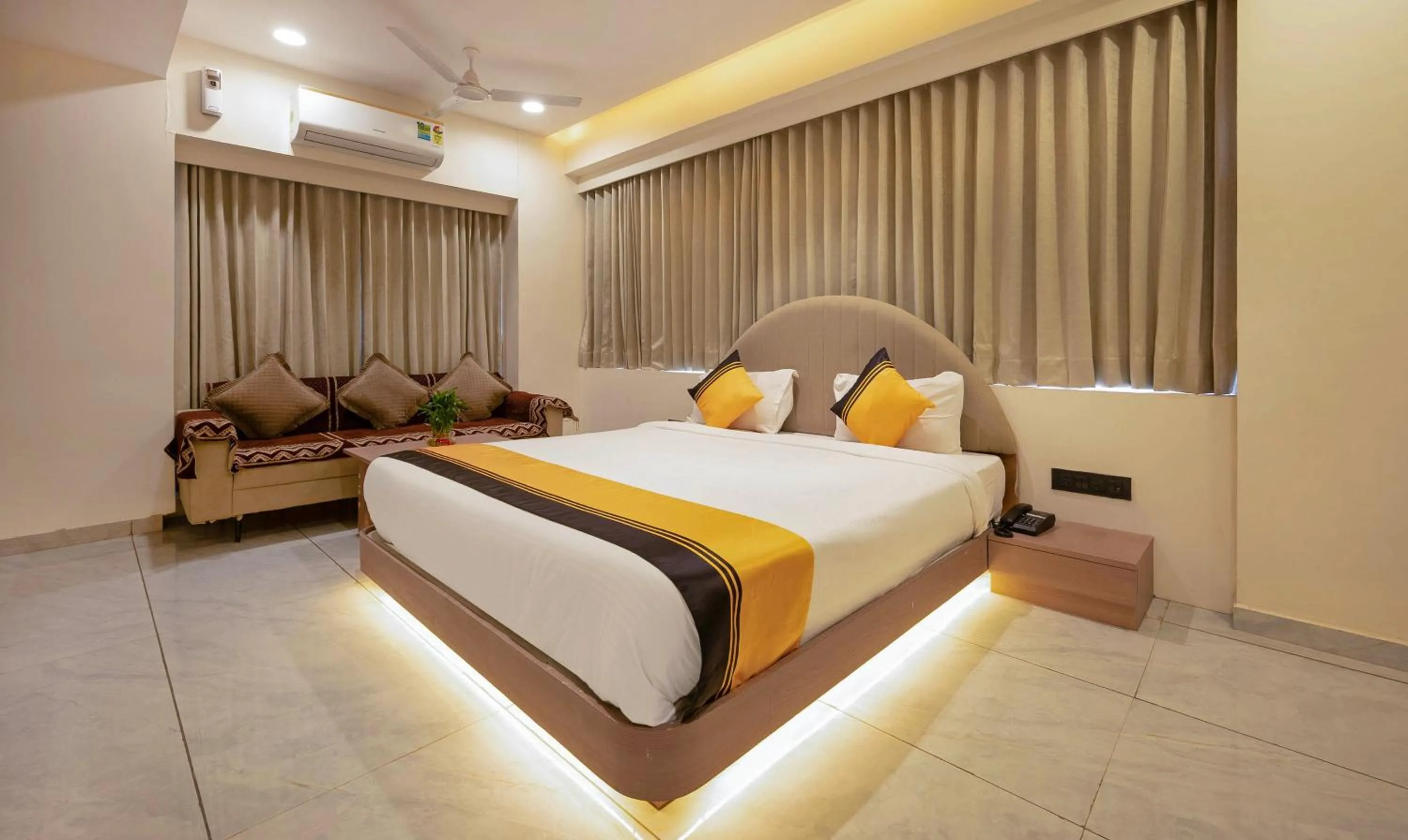 Bedroom, Bed in Itsy Hotels Indra Palace