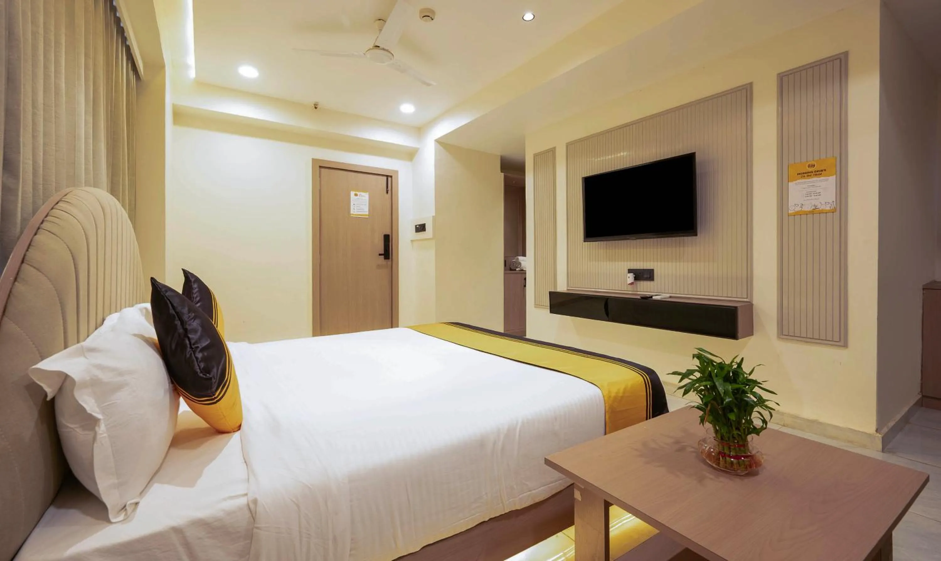 Bedroom, Bed in Itsy Hotels Indra Palace