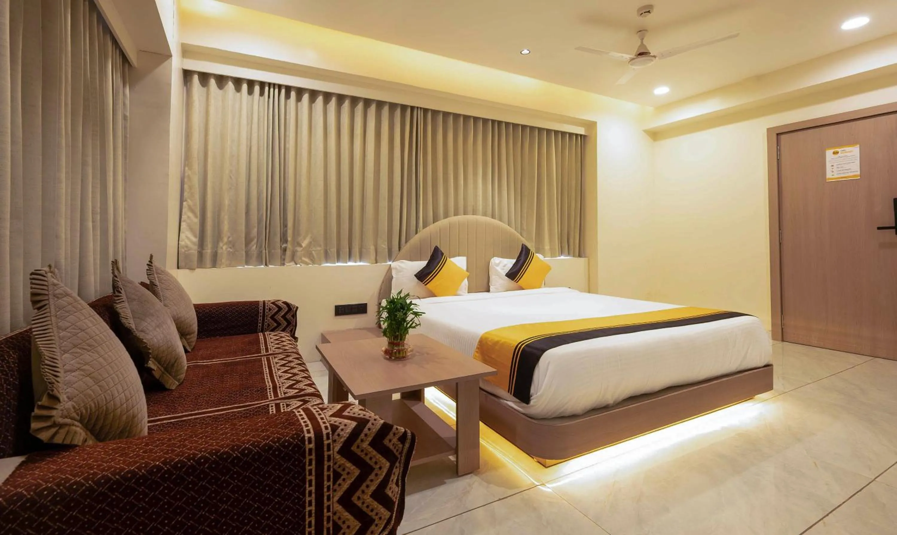 Bedroom, Bed in Itsy Hotels Indra Palace