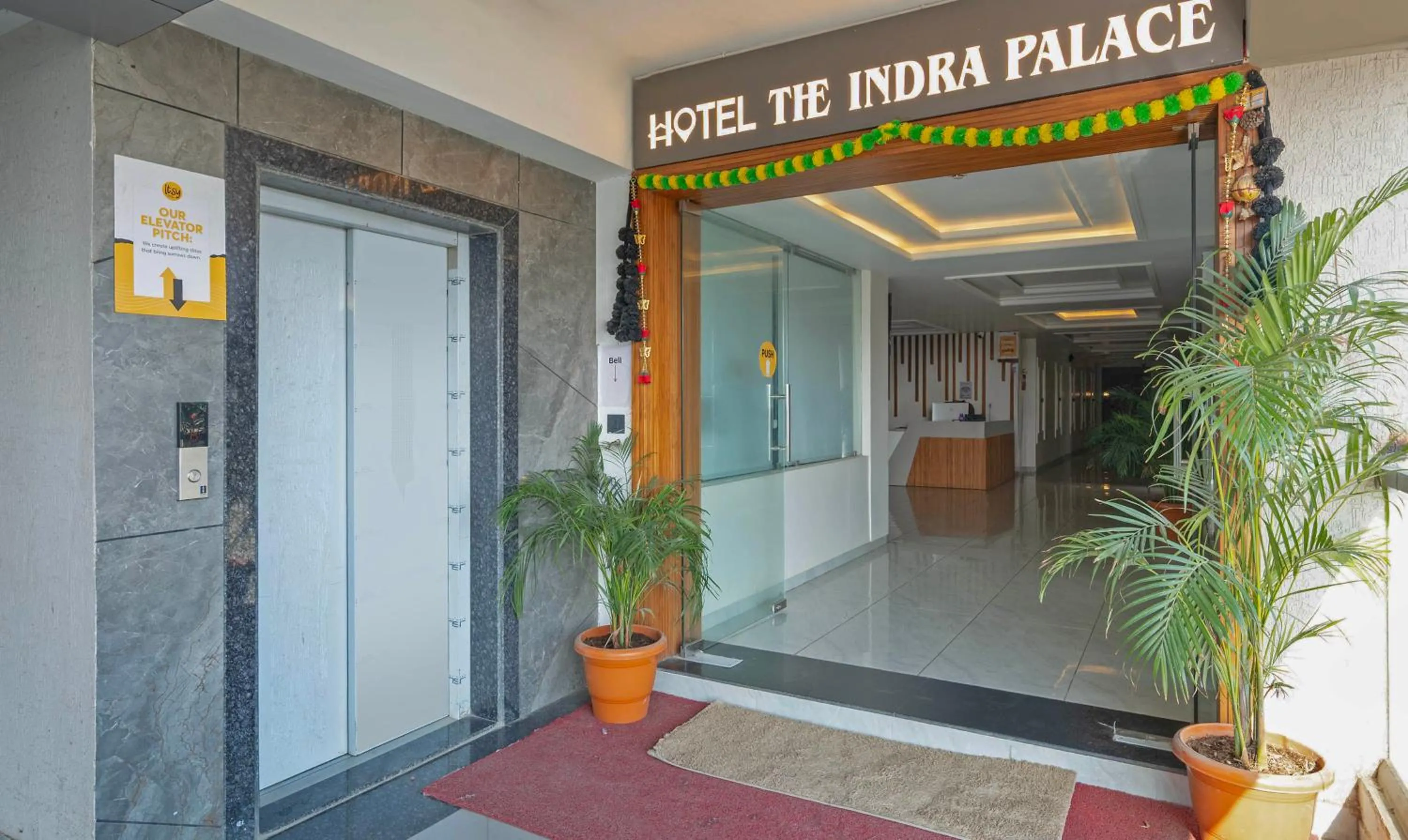 elevator in Itsy Hotels Indra Palace
