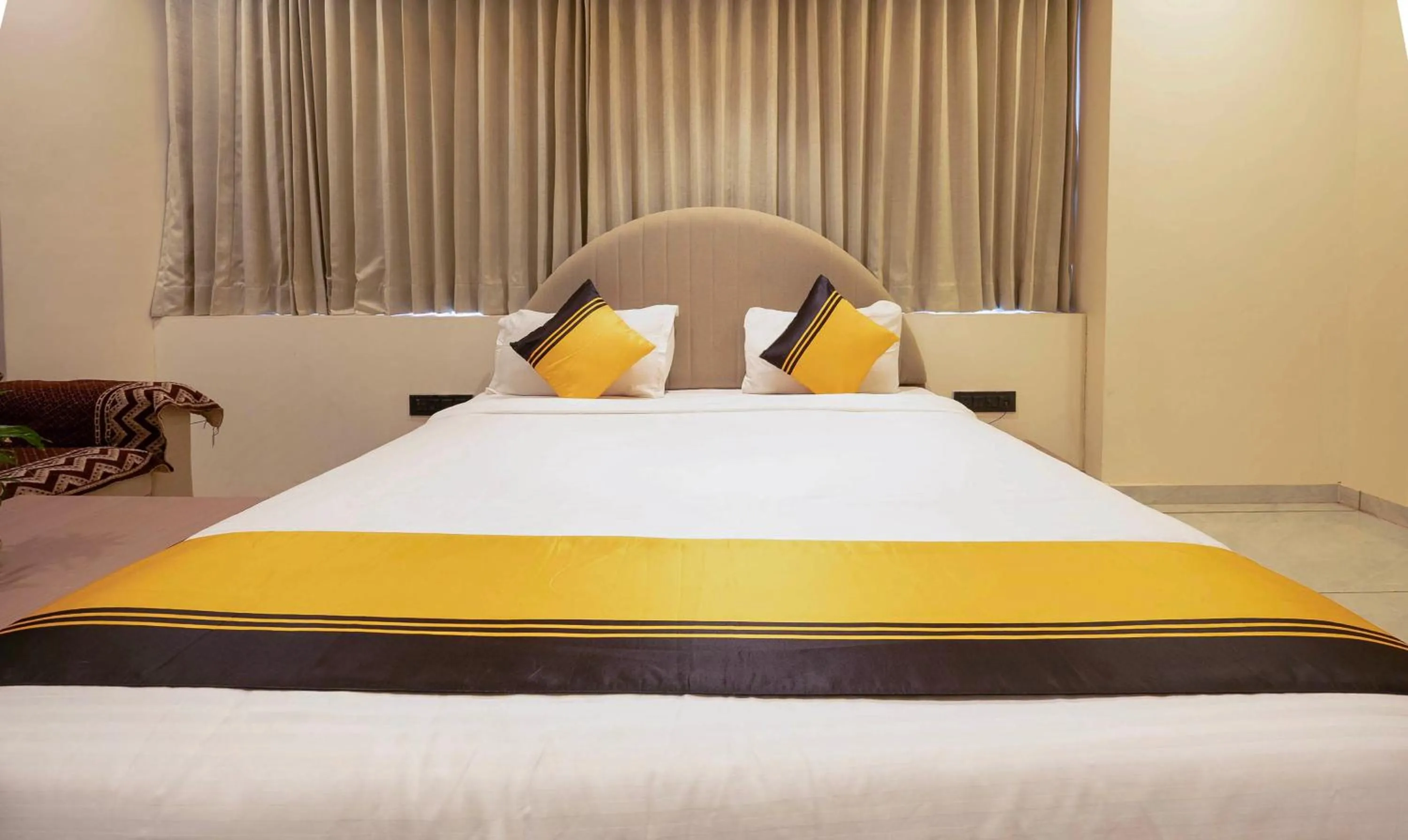 Bedroom, Bed in Itsy Hotels Indra Palace